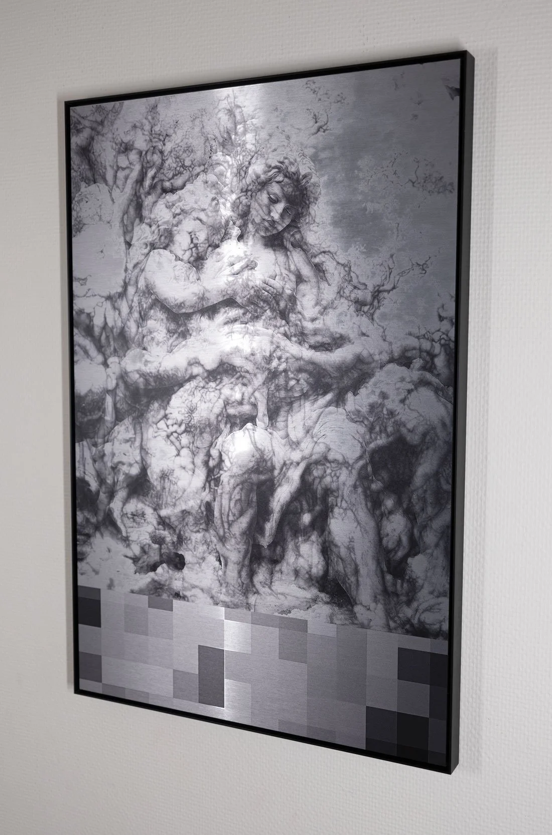 Une œuvre d'art représentant une figure féminine intégrée dans un paysage complexe de nuages et de formes organiques en nuances de gris.