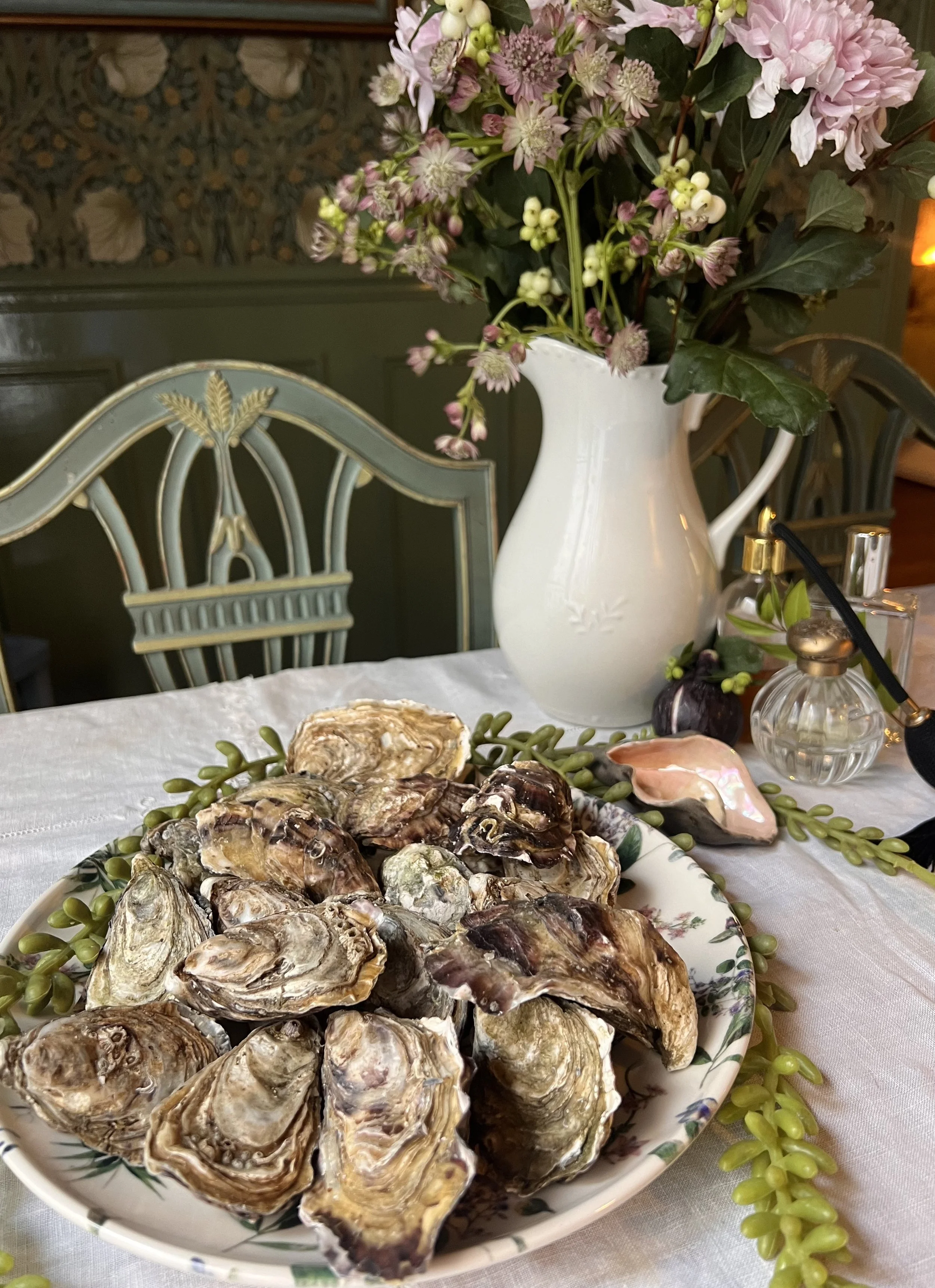 Classique
€185
Welcome cocktail and amuse-bouche at the bar. Shucking lesson with ½ dozen oysters and edible perfume pairings. Flex your bartending skills and discover the perfect oyster-complementing martini. Enjoy a savory spread of hors d’oeuvres