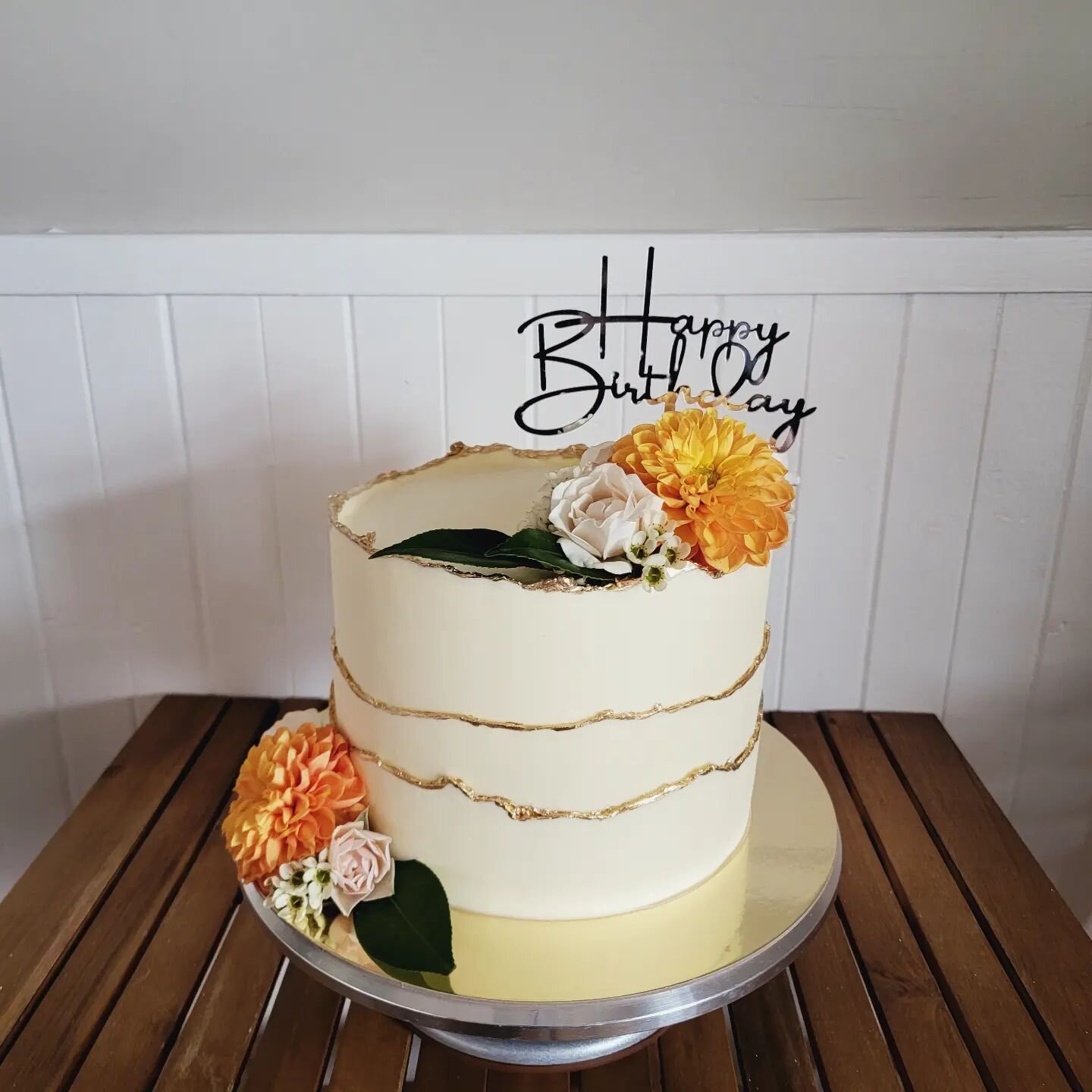 Pure Elegant

Tender Vanilla Cake Layers filled with Fresh Raspberry Compote and covered in Whipped Vanilla Buttercream. Decorated with Edible Gold and Fresh Flowers from @mumsflowersmt 

#vanillacake #raspberrycompote #raspberryandvanilla #vanilla #