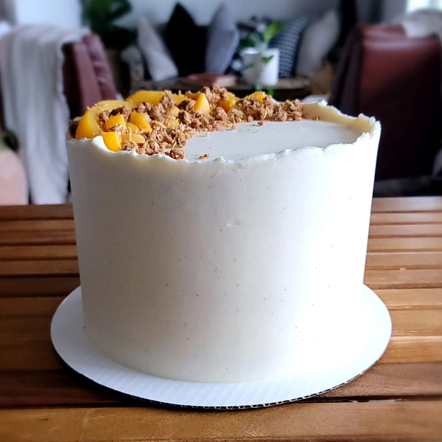 🍑Peach Crumble Crisp Cake 🍑 

Delicious tender yellow cake layers, filled with a Freah Peach Compote, a Cinnamon Oat Crumble, and covered in a Whipped Vanilla Bean Buttercream! 

#peachcake #peachcompote #crumblecake #peachcrisp #vanillabean #peach
