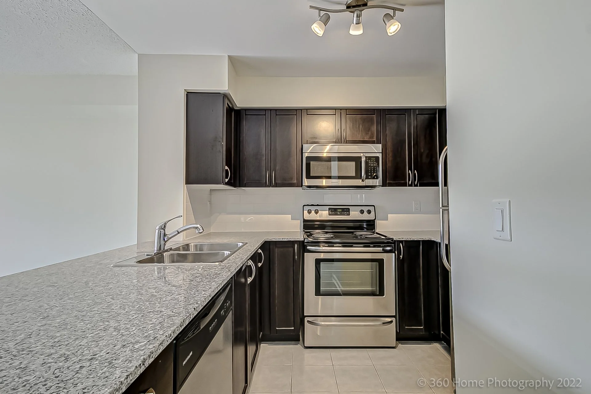 210-812 Lansdowne Avenue