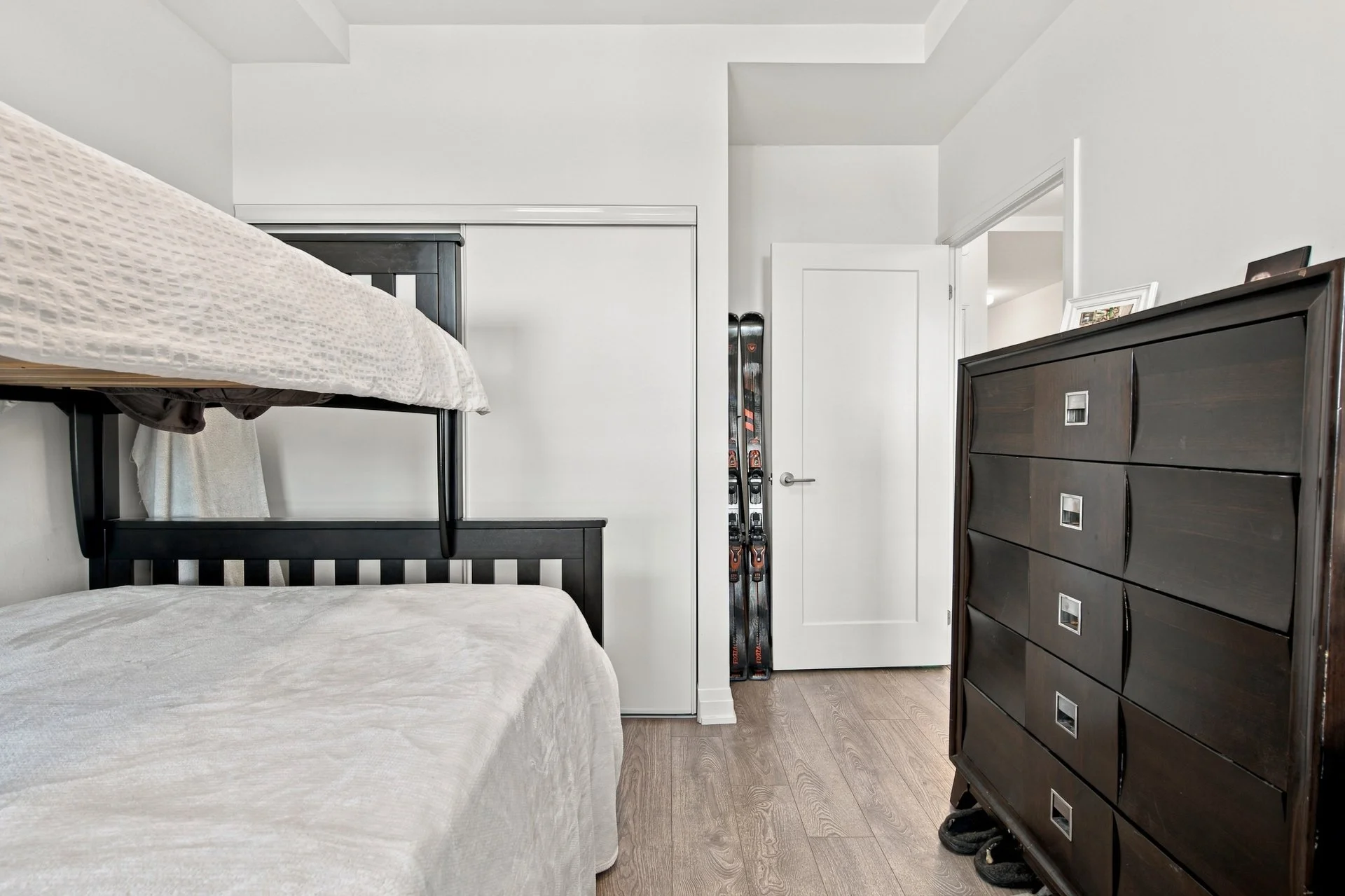 19. 26_003_Primary Bedroom.jpg