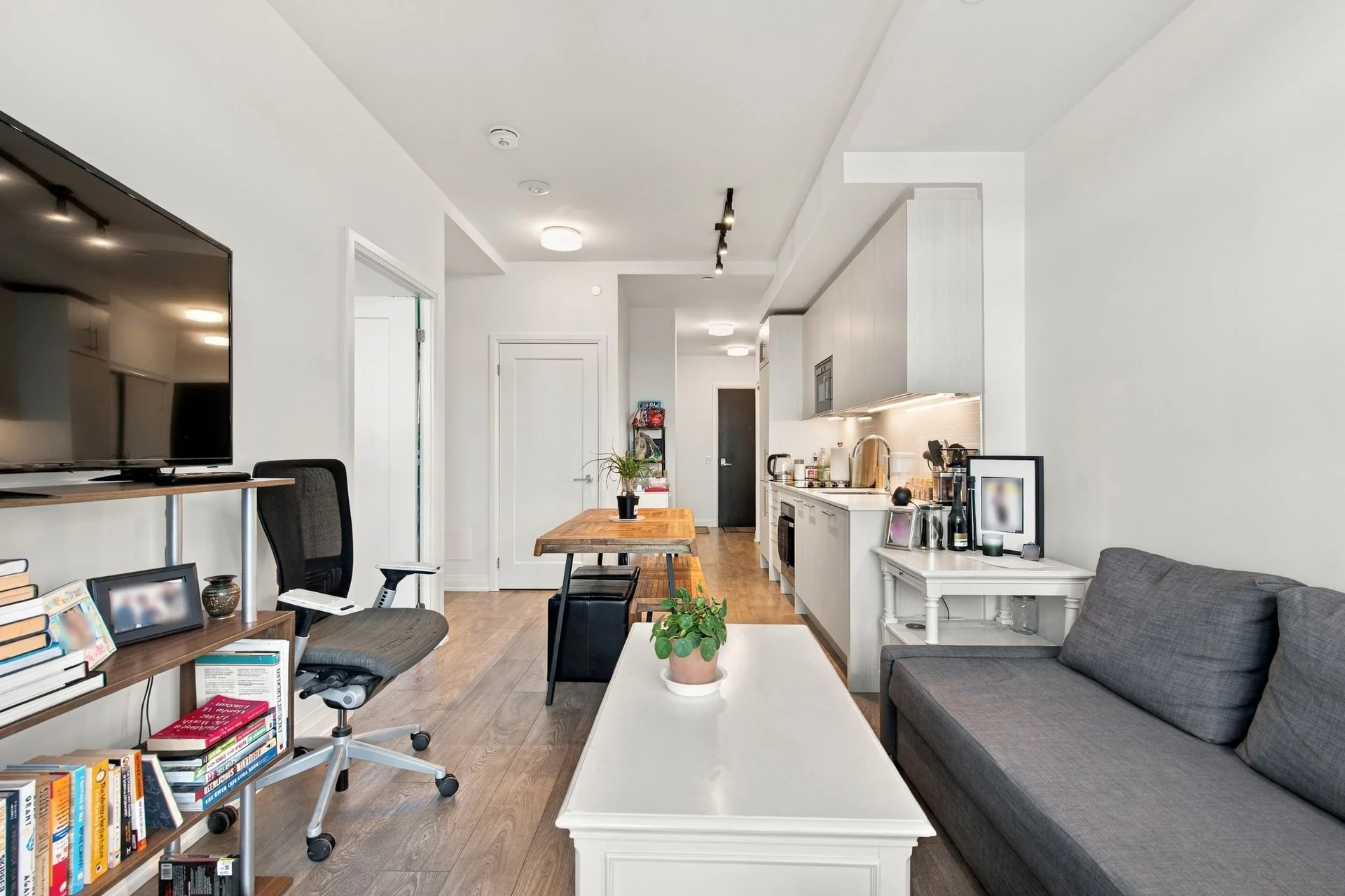 13. 8_005_Living Room.jpg
