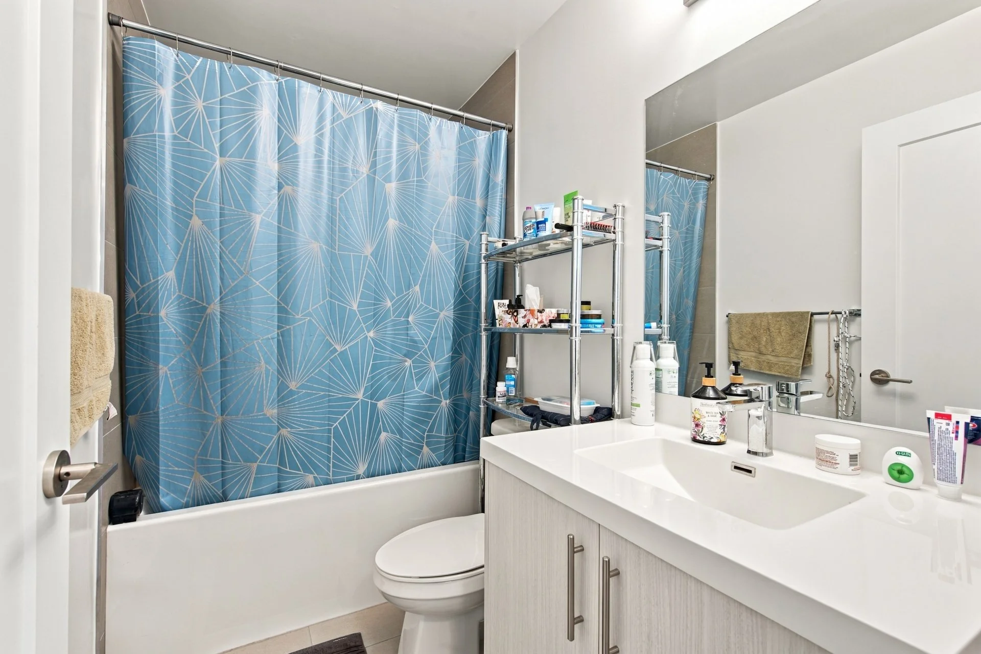 22. 44_003_Bathroom.jpg