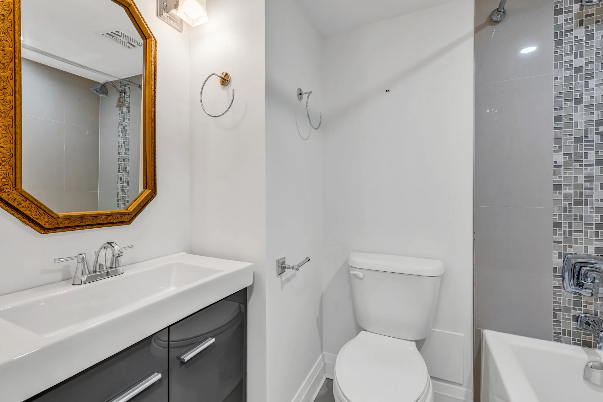44_002_Bathroom.jpg