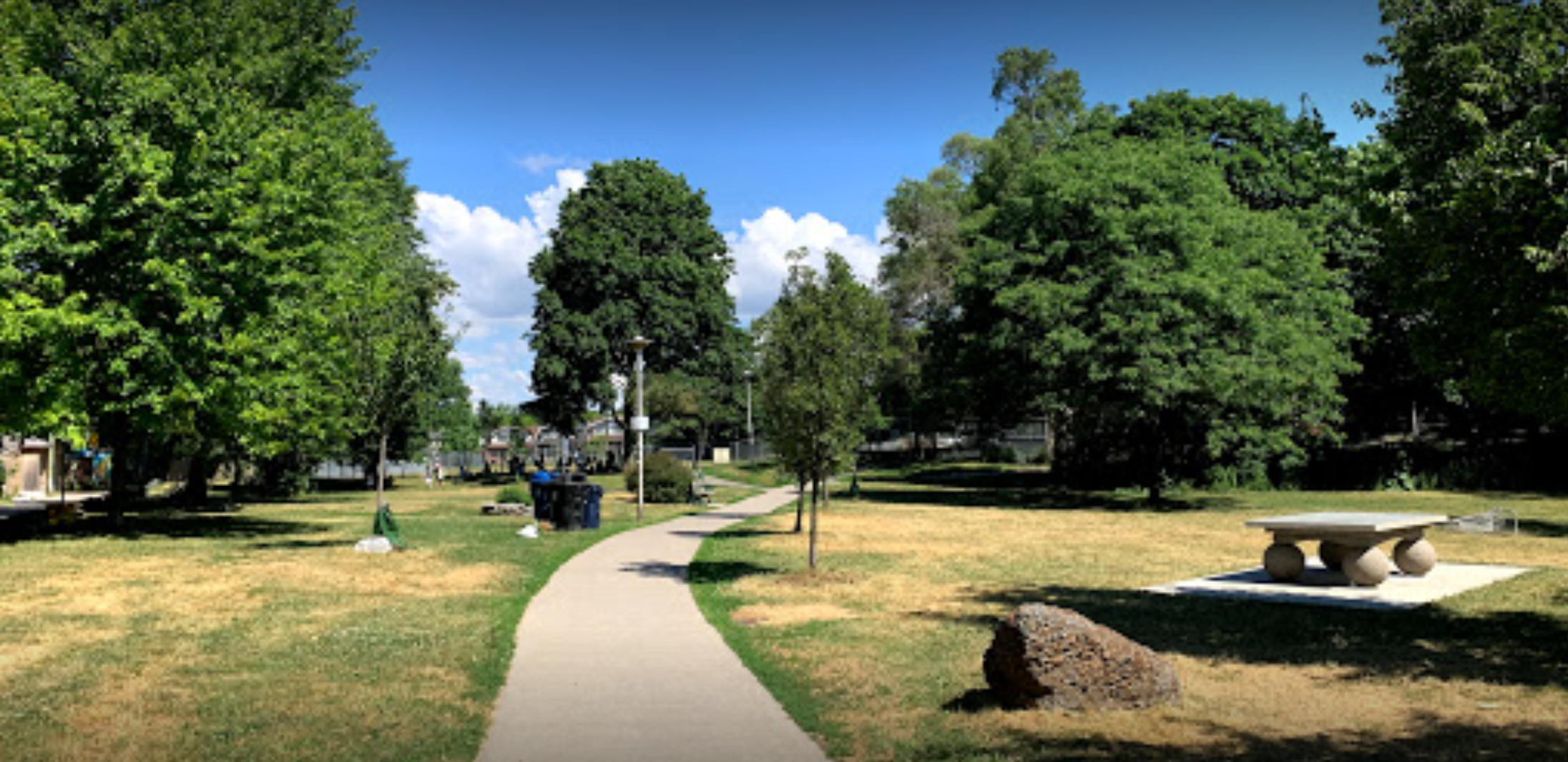 House backs onto Phin Park.png