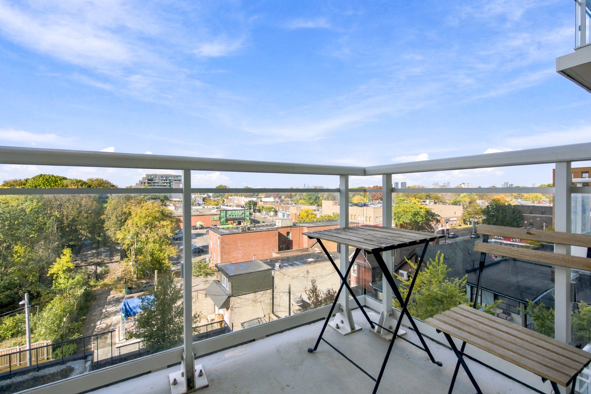 25. 47_002_Balcony.jpg
