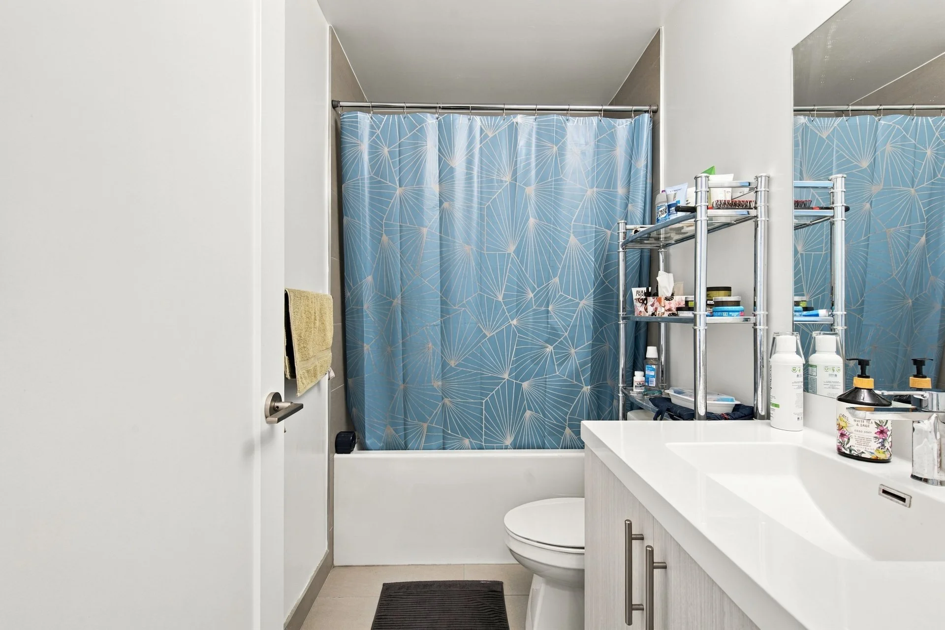 21. 44_002_Bathroom.jpg