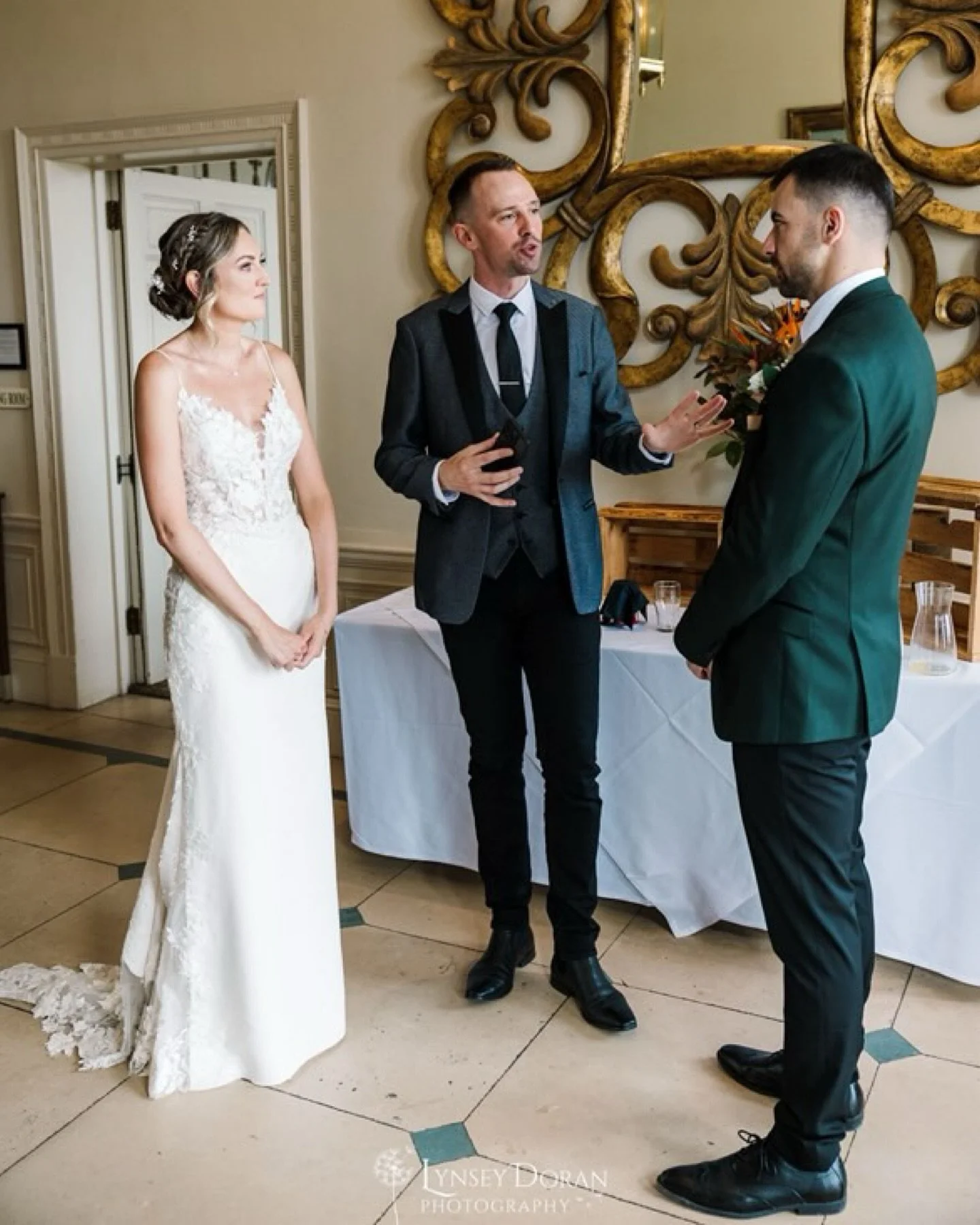A little throwback to this amazing summer wedding with 2 amazing humans Sam &amp; Kim.

📷 - @lynsey_doran_photography_ 
📍- @woodhallhotel 
👰&zwj;♀️🤵&zwj;♂️ - @kimberley18_x &amp; @samdavies94_ 

#magician #wedding #weddingmagician #weddingenterta