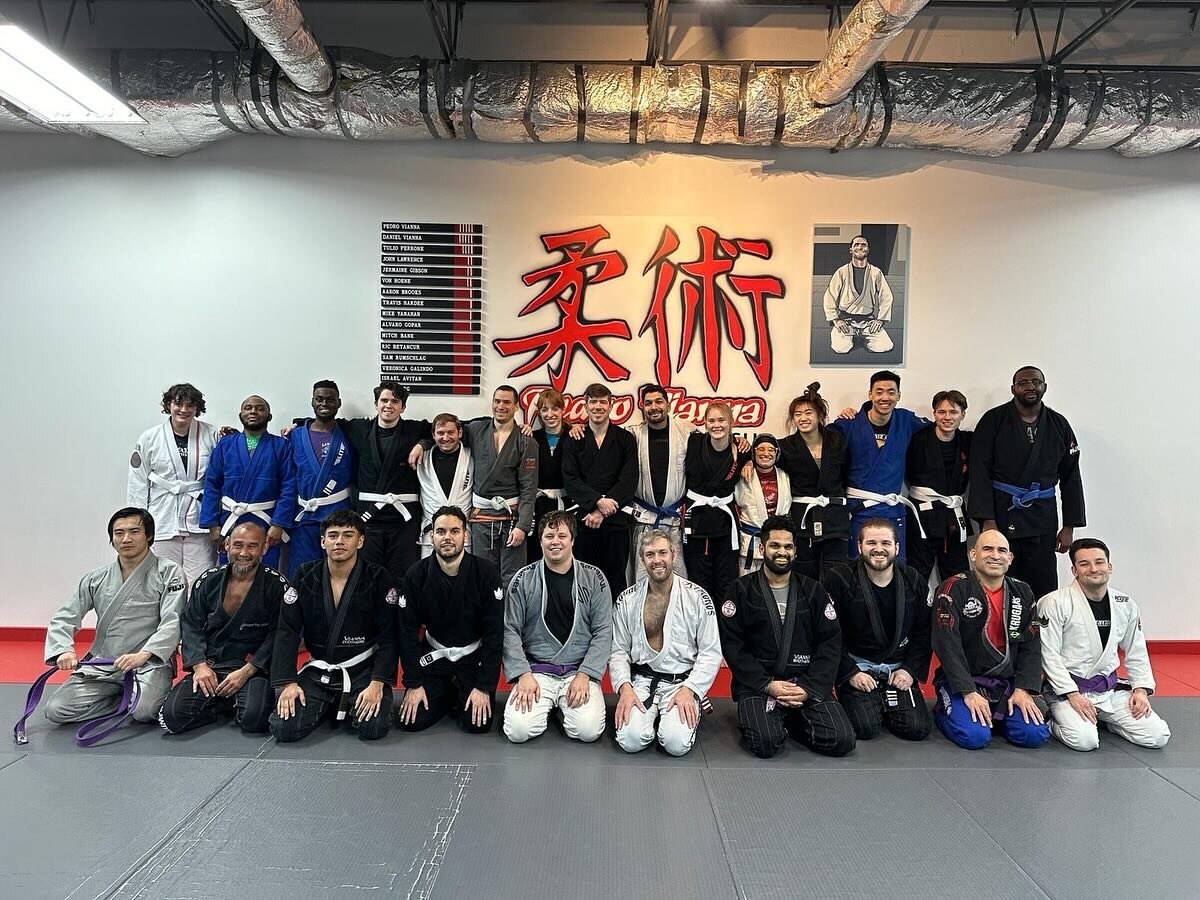 No better way to kick off the week than with a packed house!!! 

#viannabrothers #chicagobjj #dviannabjj #pedroviannabjj #trainhardbekind #jiujitsu #brazilianjiujitsu #bjj #bjjlifestyle #brazilianjiujitsucommunity #bjjcommunity #martialarts #bjjforal