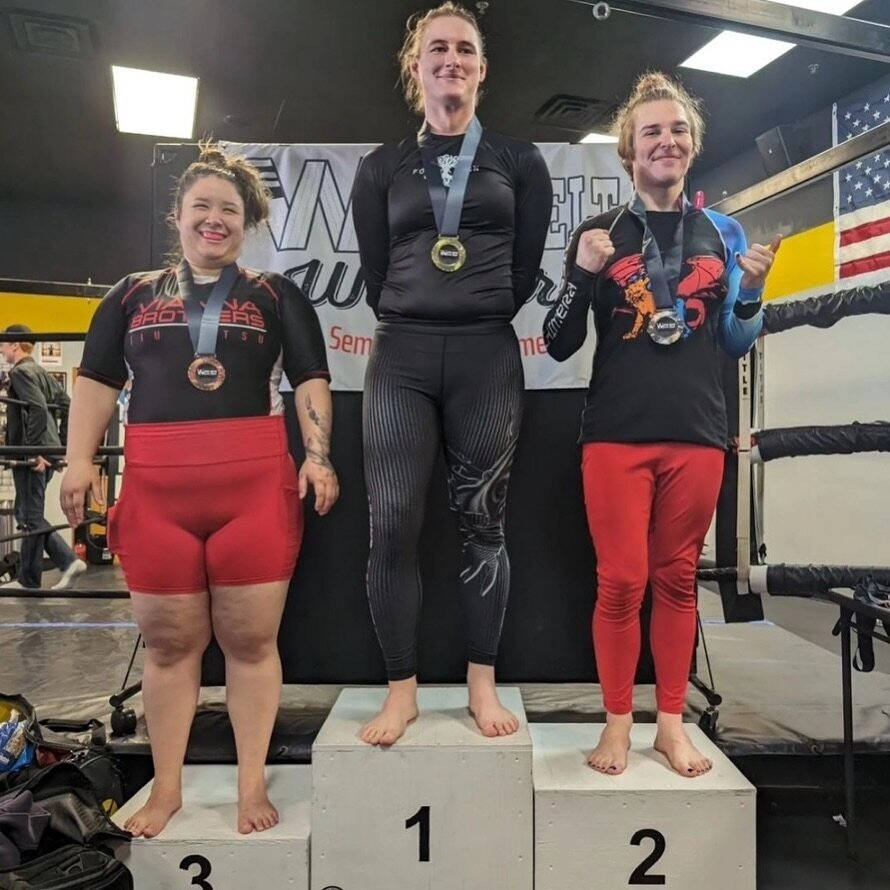 A big shout out to @wynecoop.victoria who went out and competed all the way in Iowa and took 3rd in the heavyweight division and 4th in 136+!!! We can't help but admire your work ethic and fearlessness!

@whitebeltwarriors #viannabrothers #chicagobjj