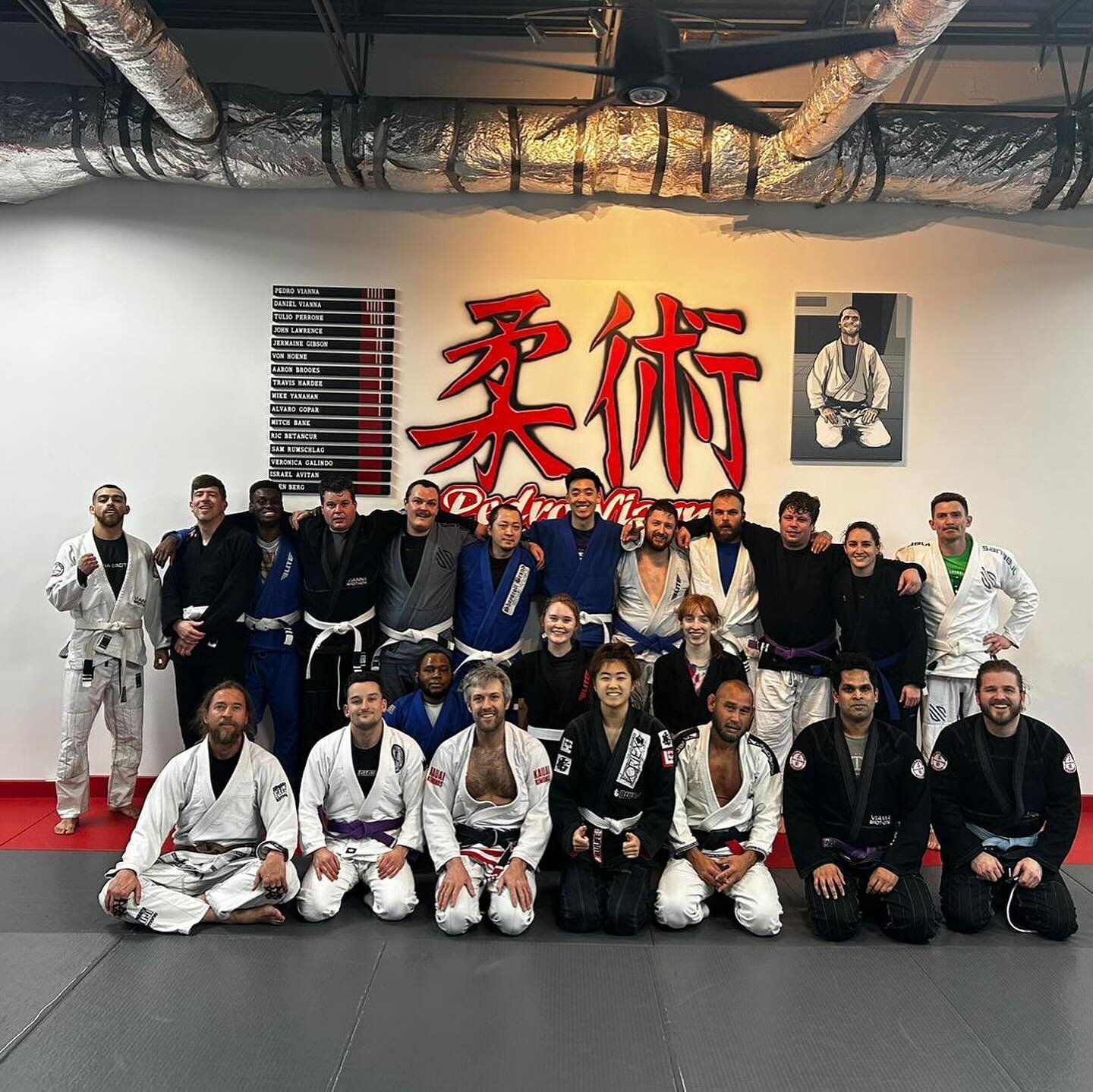 Mondays are for the mats! 🔥 🥋

#viannabrothers #chicagobjj #dviannabjj #pedroviannabjj #trainhardbekind #jiujitsu #brazilianjiujitsu #bjj #bjjlifestyle #brazilianjiujitsucommunity #bjjcommunity #martialarts #bjjforall #chicagobjjpioneers #oss @dani