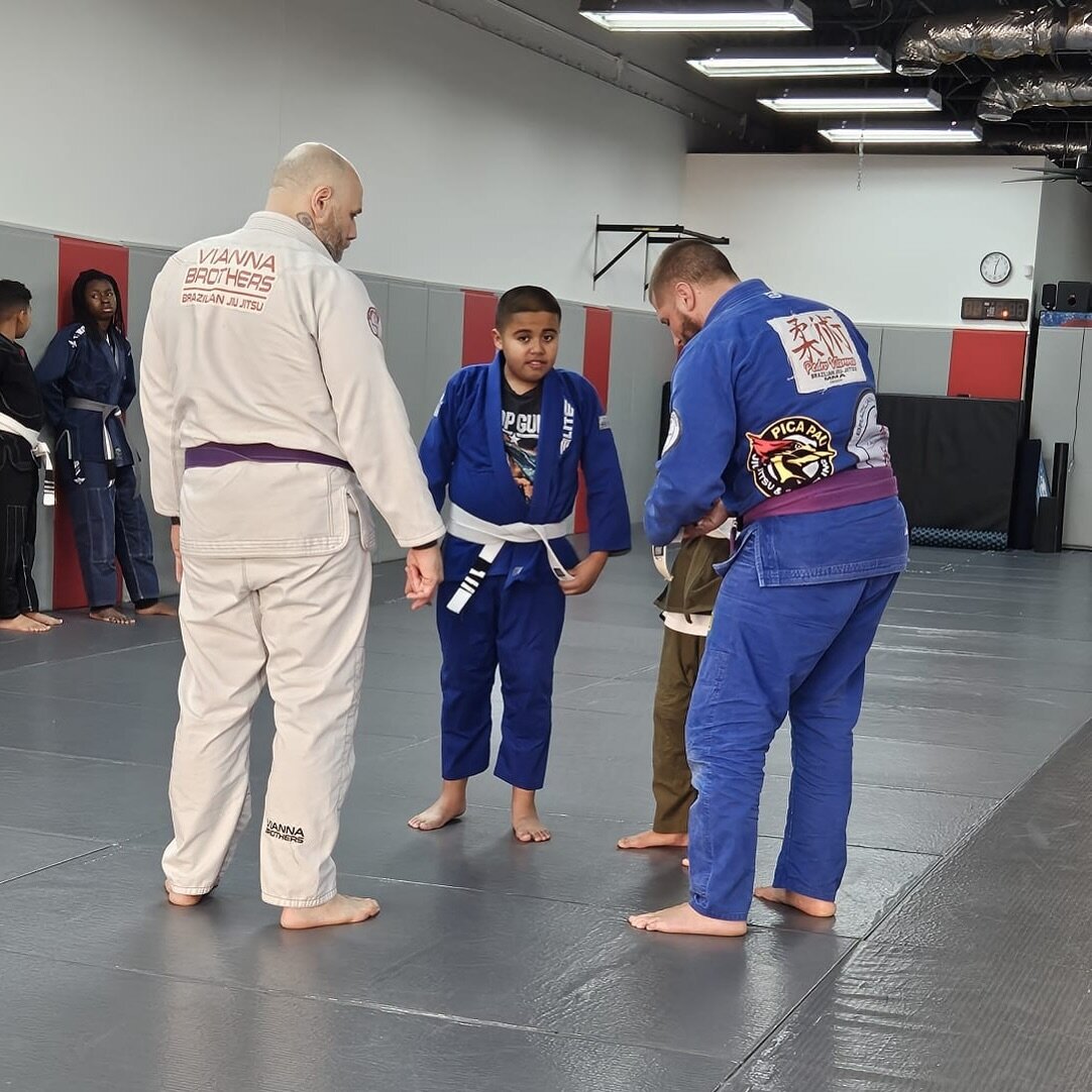 Kiddos got some stripes this past week! Congratulations and so so proud of all your hard work! 

#viannabrothers #chicagobjj #dviannabjj #pedroviannabjj #trainhardbekind #jiujitsu #brazilianjiujitsu #bjj #bjjlifestyle #brazilianjiujitsucommunity #bjj