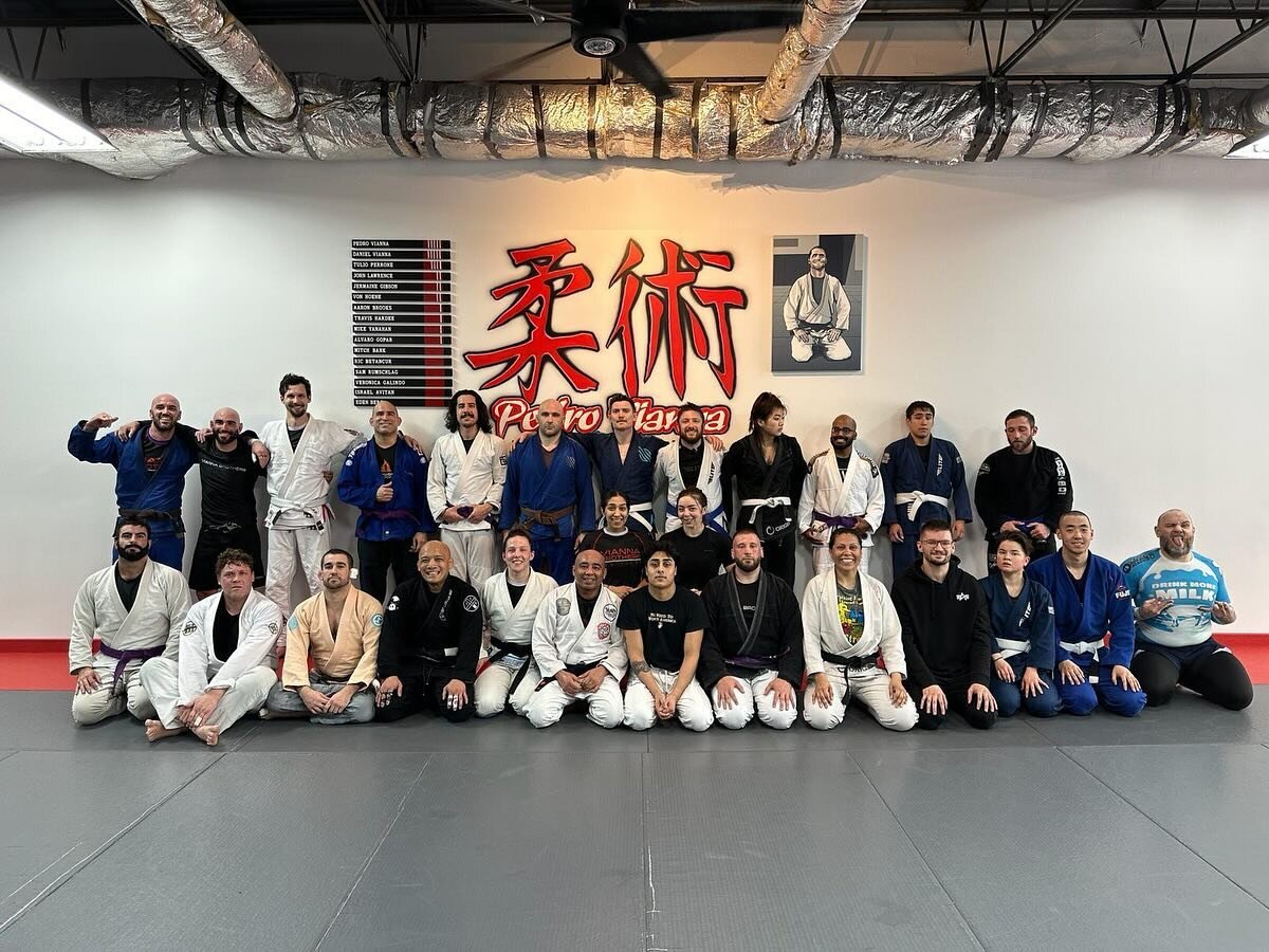 No better place to be on a Saturday morning than OPEN MAT!!! Join us every Saturday at 11:00am! All are welcome. 

#viannabrothers #chicagobjj #dviannabjj #pedroviannabjj #trainhardbekind #jiujitsu #brazilianjiujitsu #bjj #bjjlifestyle #brazilianjiuj