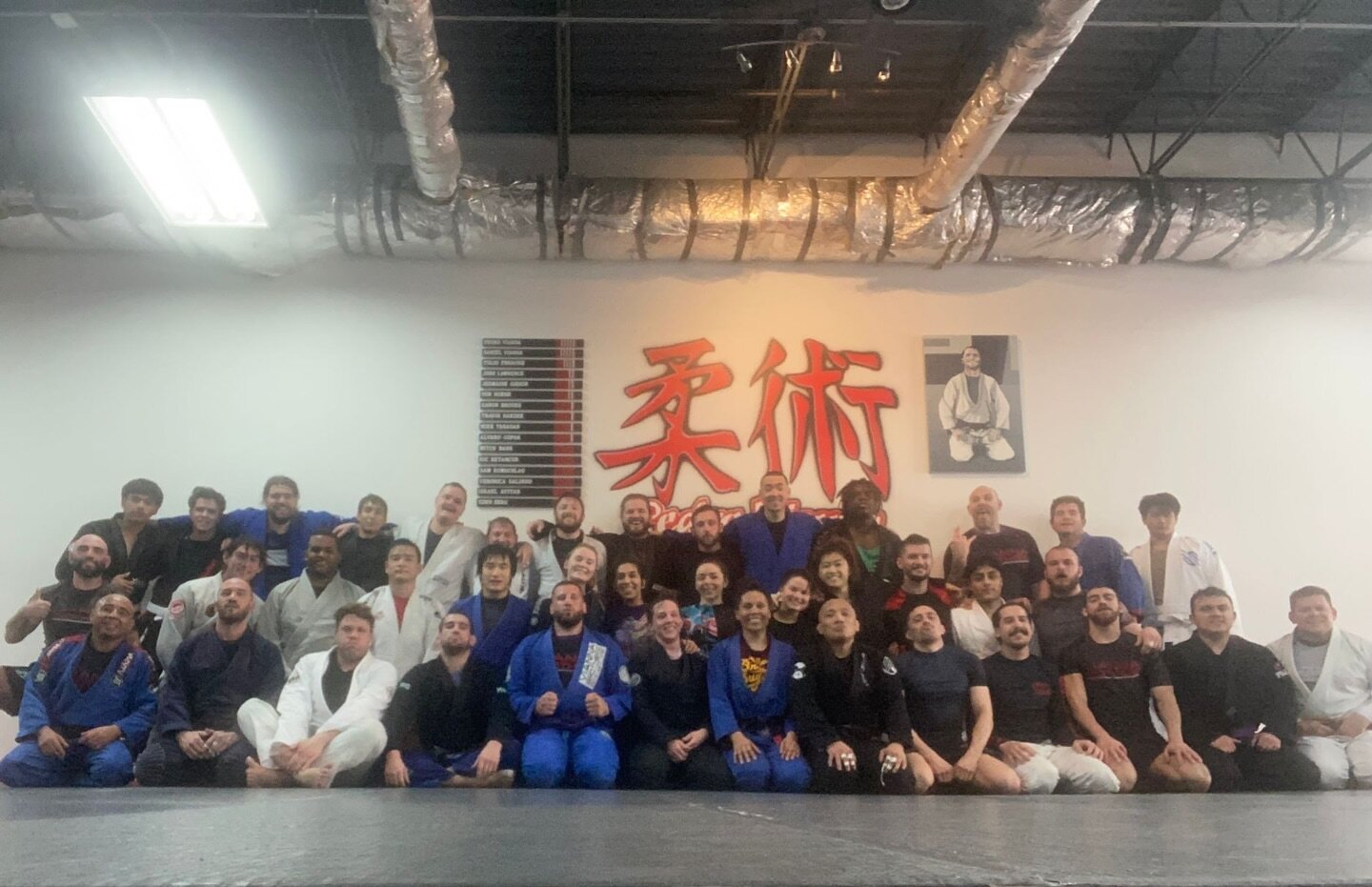 Packed house today! What an awesome day! So many great rolls with great people! Always happy to have visitors. Join us for Open Mat on Saturdays at 11:00am! All are welcome. Gi and No Gi! 💥 

#viannabrothers #chicagobjj #dviannabjj #pedroviannabjj #