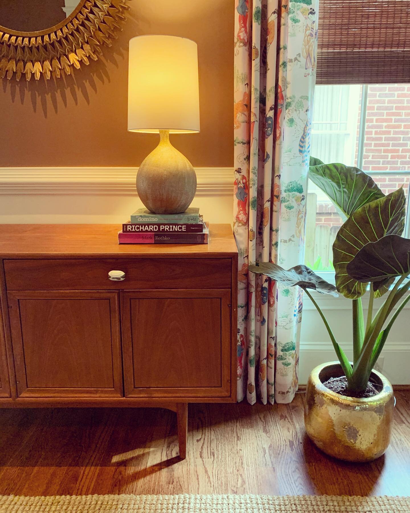 Mood lighting ✨#midcenturymodern #interiordesign #moodlighting #plantsmakepeoplehappy