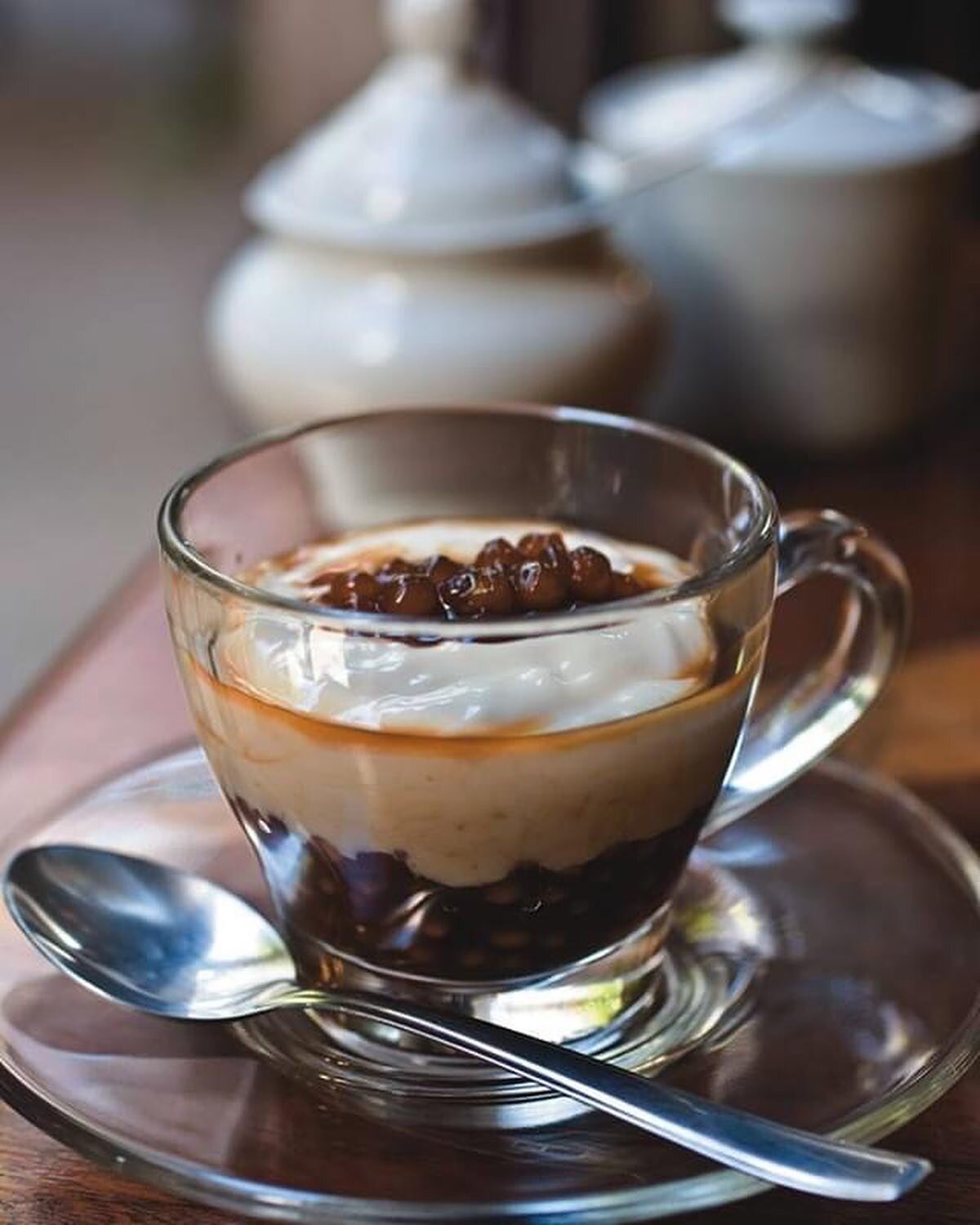 Nossas bolinhas de sagu, cozidas no café, com creme de baunilha. Receita da Raposeiras, que se inspirou nas férias que passava na casa da avó Adelaide, comendo muito sagu de vinho.
Vovó Adelaide, cozinheira de mão cheia, serviu de inspiração p