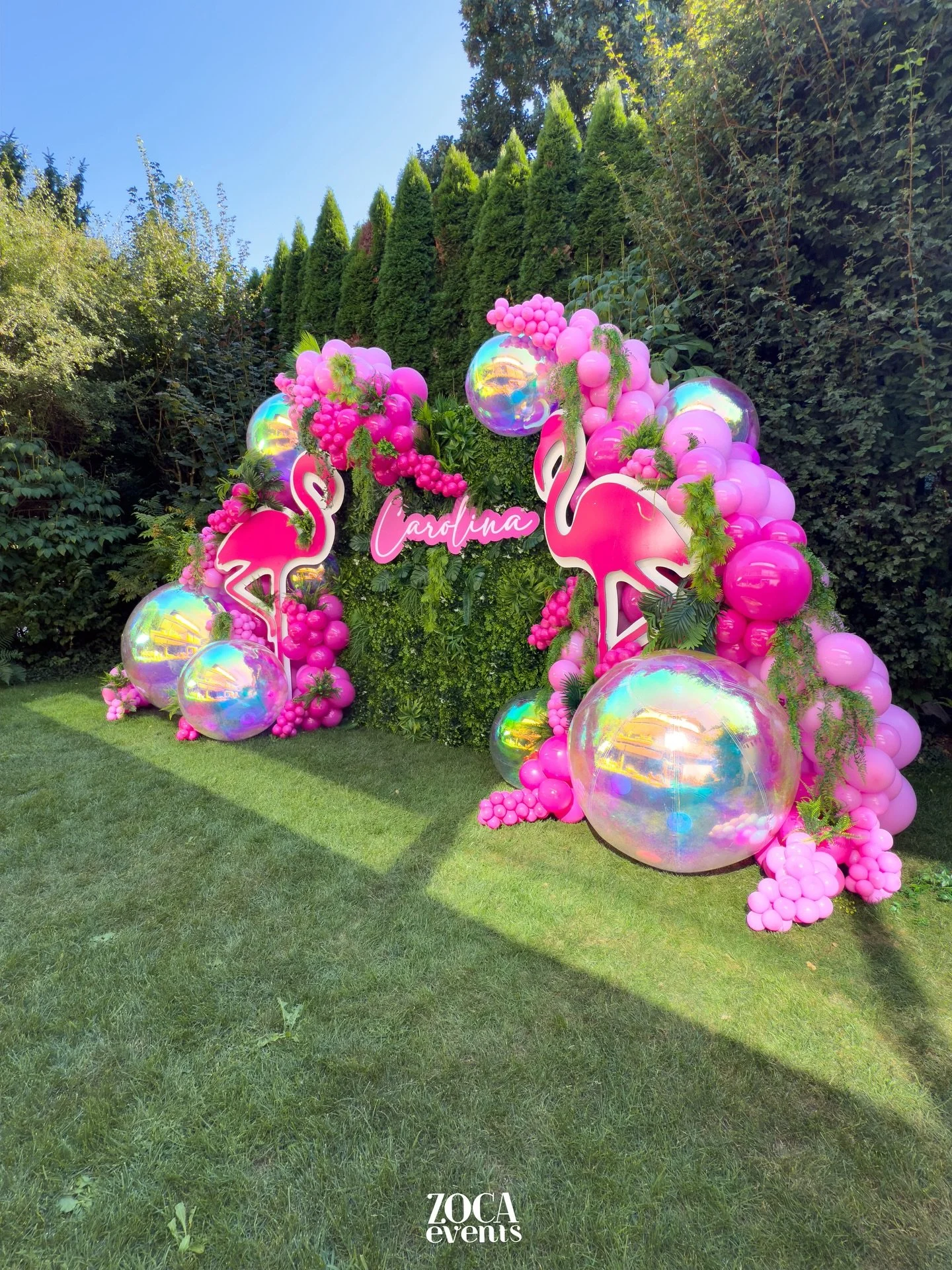 Where sophistication meets celebration&hellip; 
Our flamingo 🦩 inspired oasis, adorned with iridescent spheres, transforms every outdoor moment into pure artistry. 

A setting that whispers elegance, yet sings with joy exactly the essence we stand f