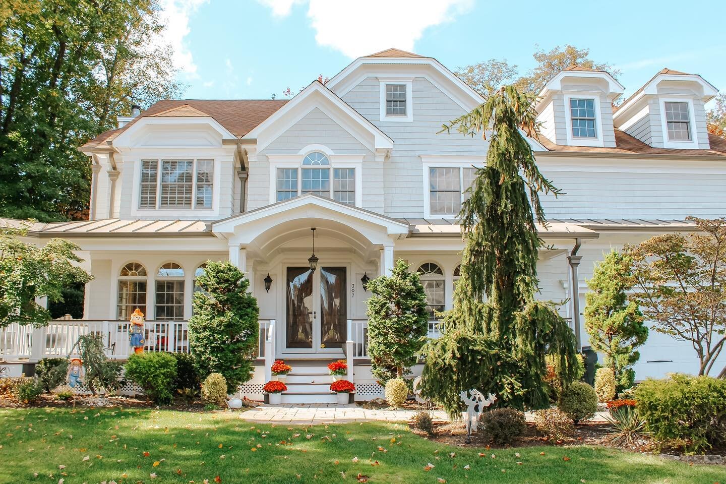 A fall time favorite 🍂What do you think about this wrap around porch/main entrance makeover? 

📍Westfield, NJ
💫Our Suppliers : 
@cavallari.gutters
@azekexteriors
@theazekcompany
@buildersgeneral
@andersen_windows 
@timbertech
.
.
.
#nj #westfieldn