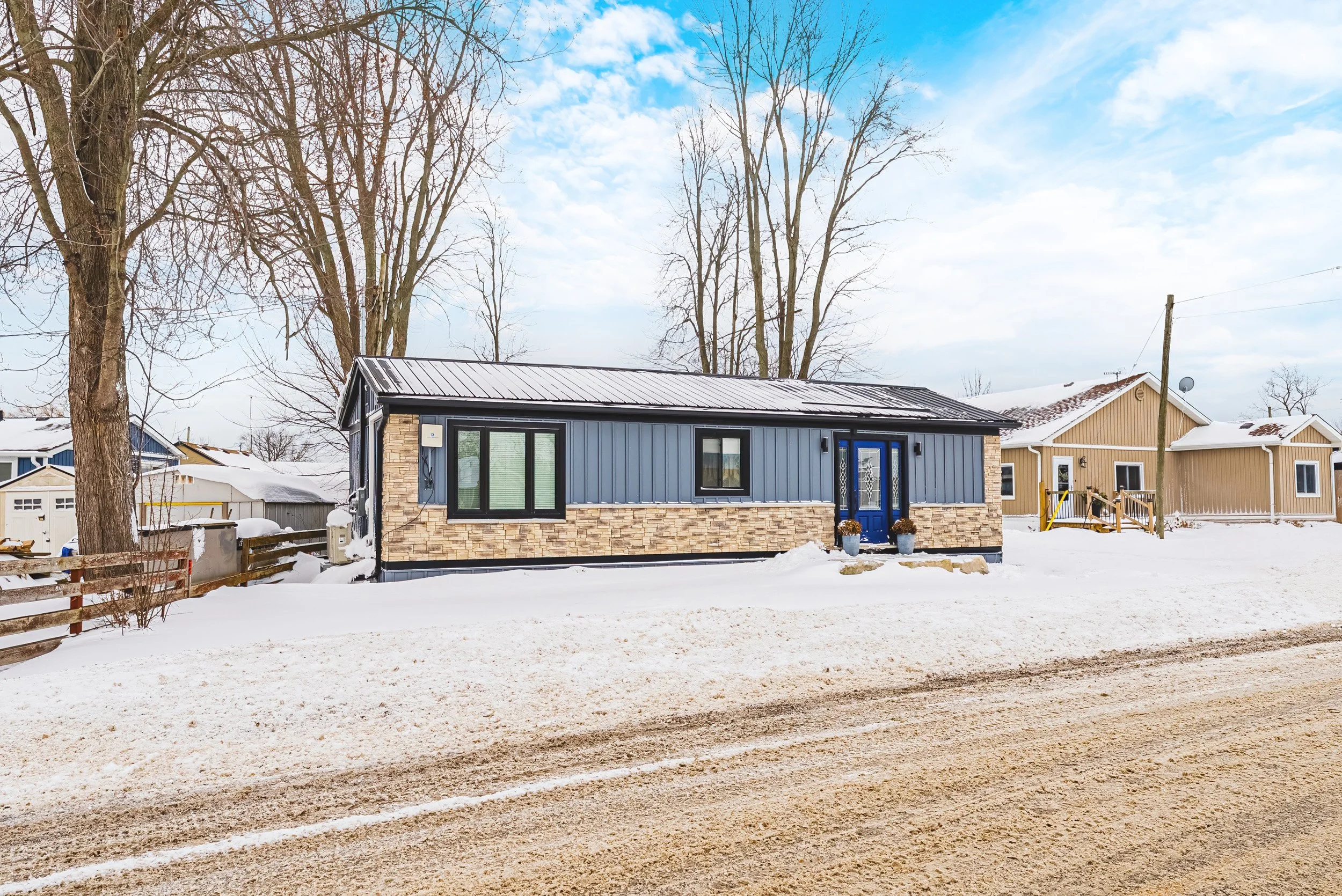 1 - 816 S Coast Dr, Selkirk.jpg