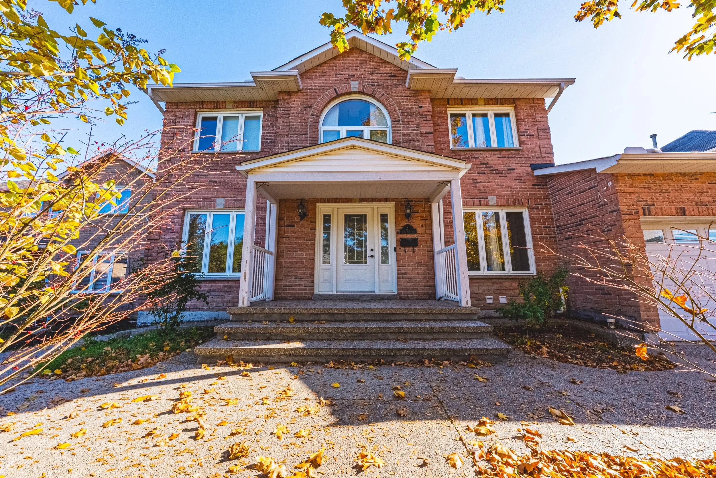1 - 21 Moss Blvd, Dundas.jpg