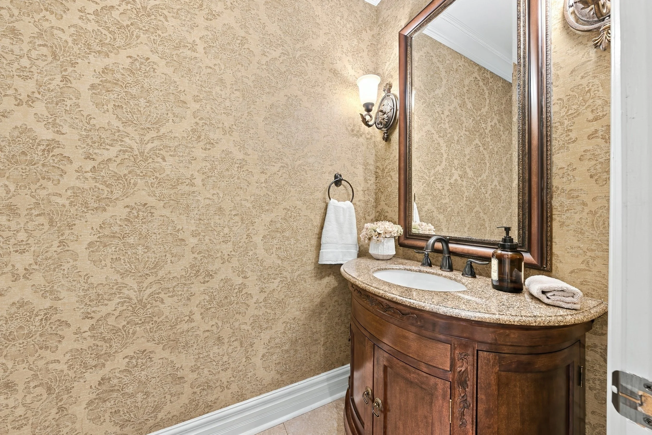 22 - 3021 Woodland Park Dr, Burlington.jpg