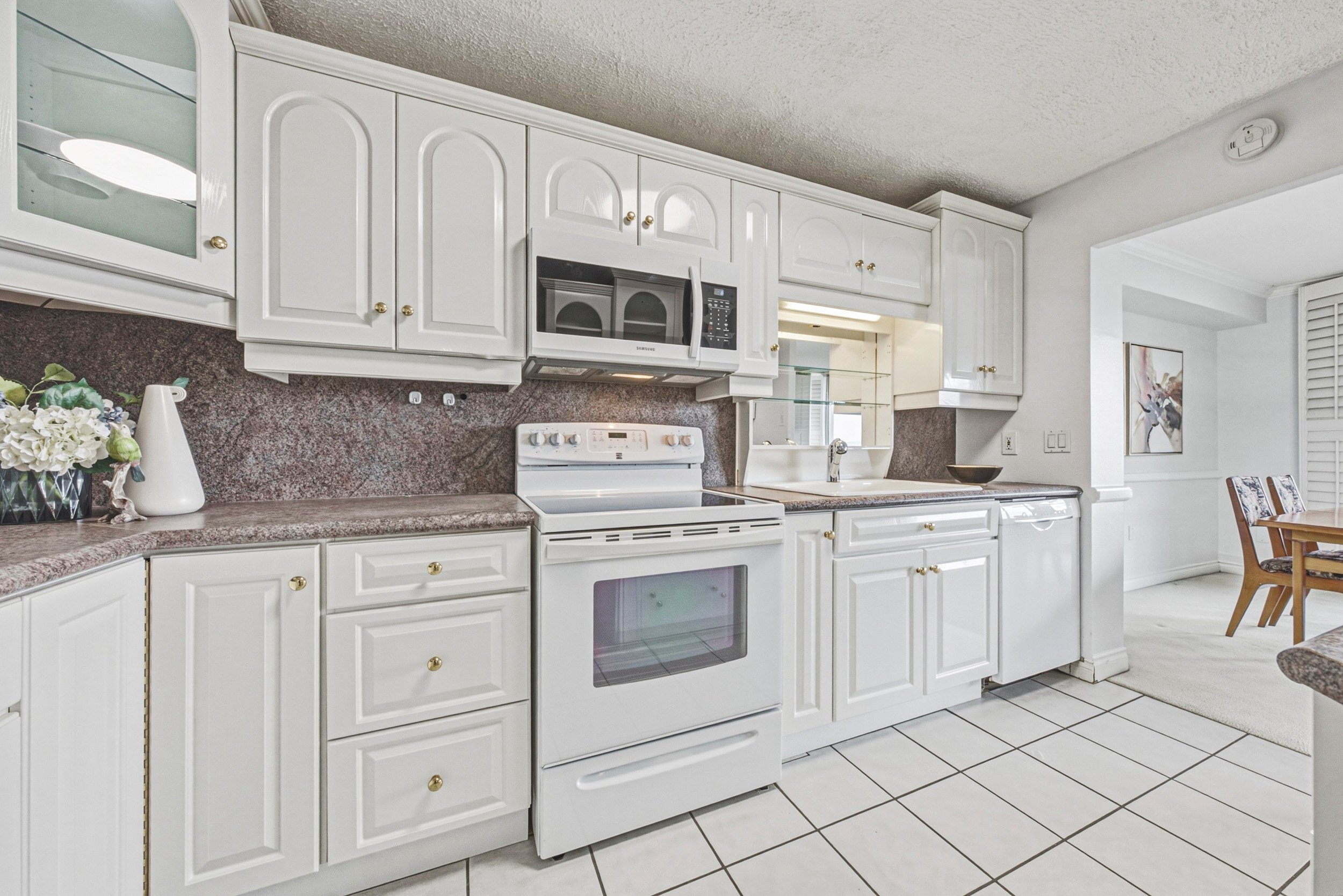 12 - 2055 Upper Middle Rd #1005, Burlington.jpg