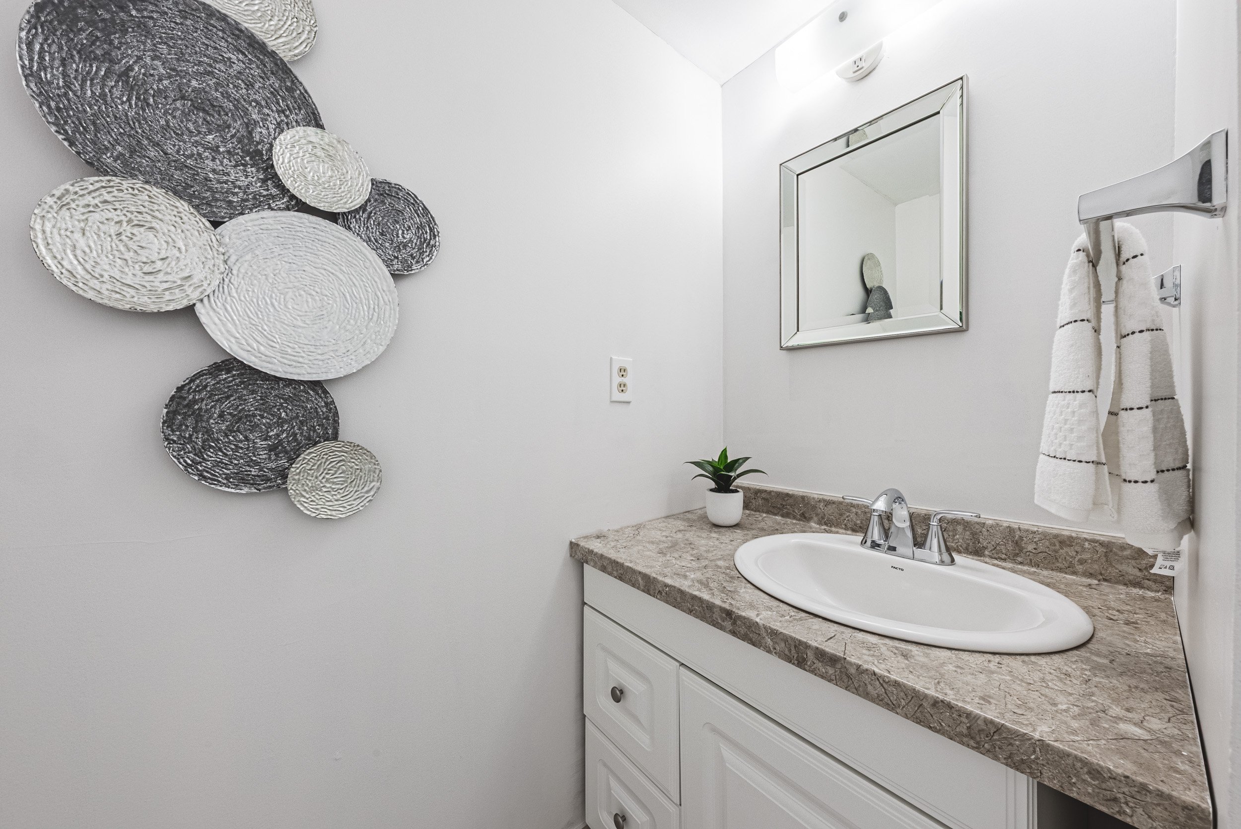24 - 2055 Upper Middle #1504, Burlington.jpg