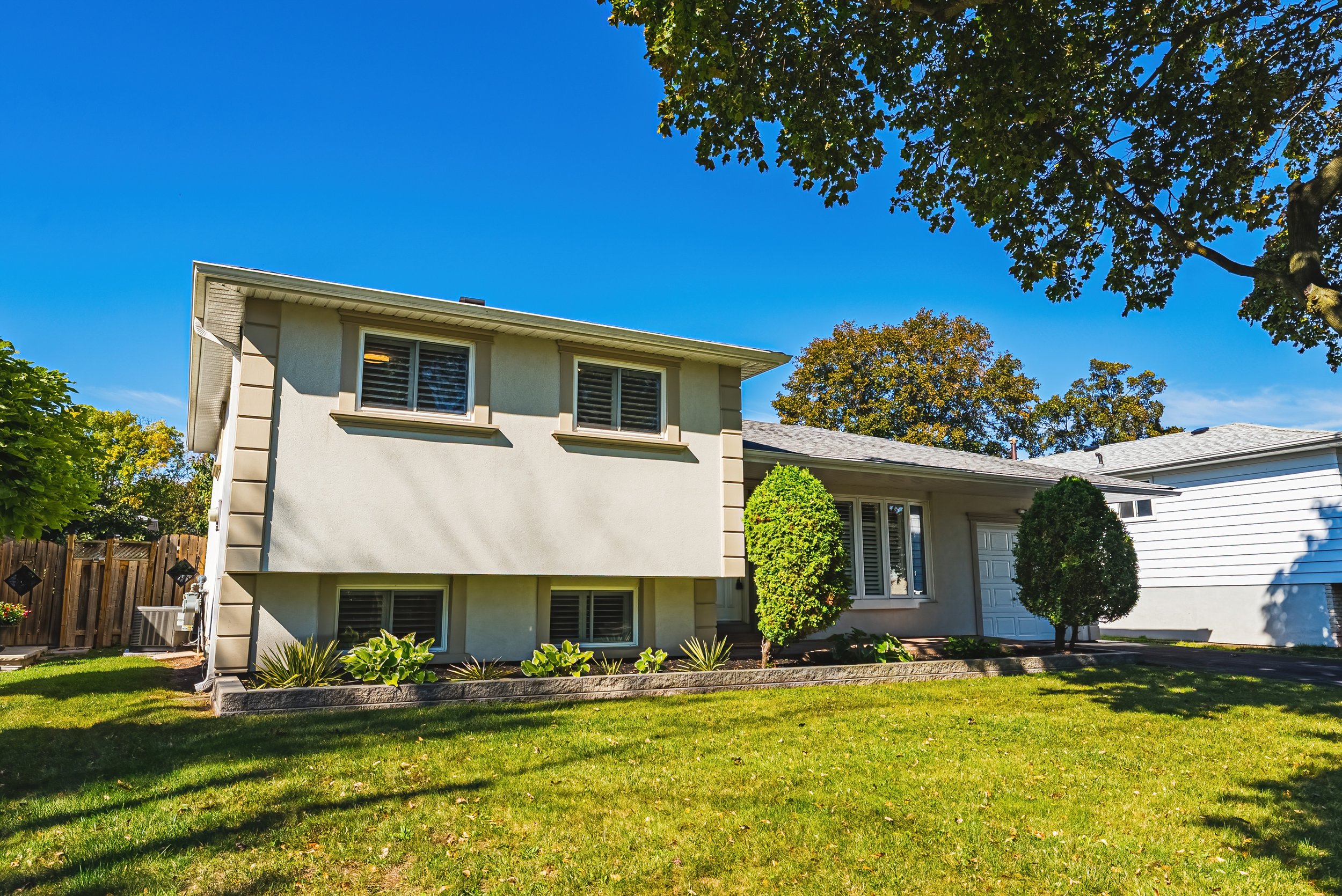 2 - 2231 Urwin Cres, Oakville.jpg