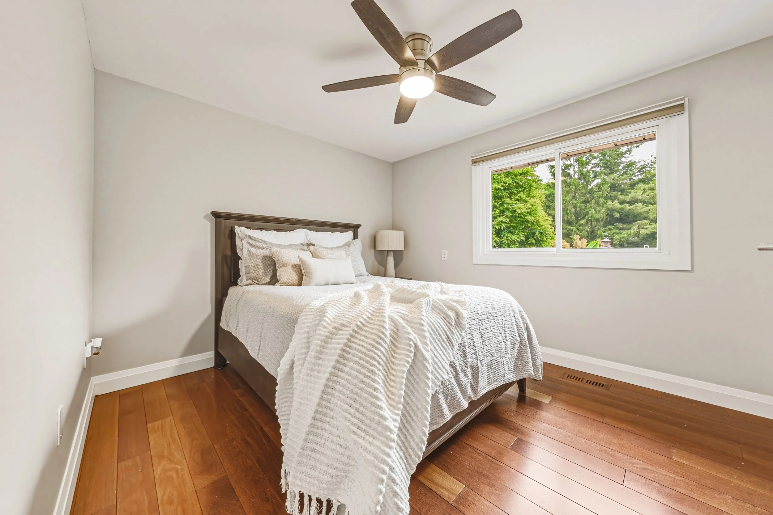 27 - 4897 Victoria Ave N, Vineland Station.jpg