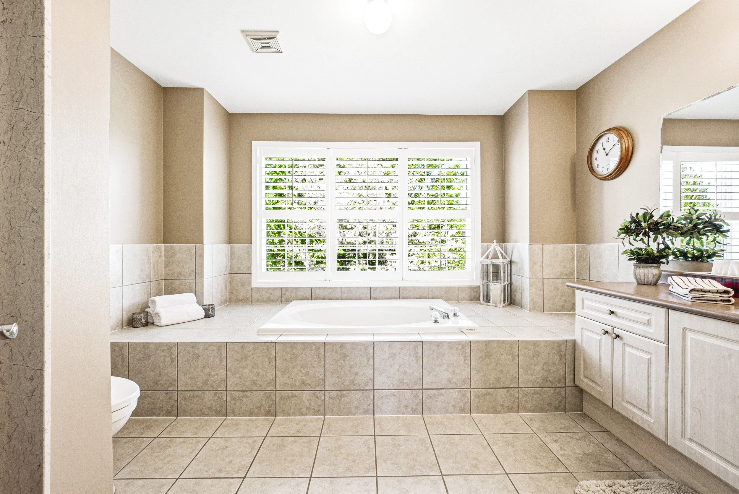 25 - 1588 Ramshaw Cres, Milton.jpg