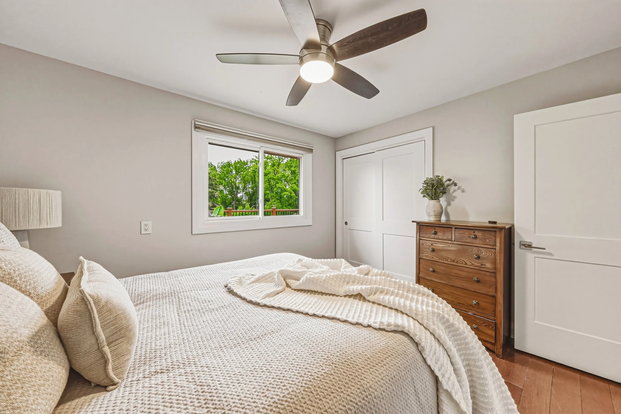 28 - 4897 Victoria Ave N, Vineland Station.jpg
