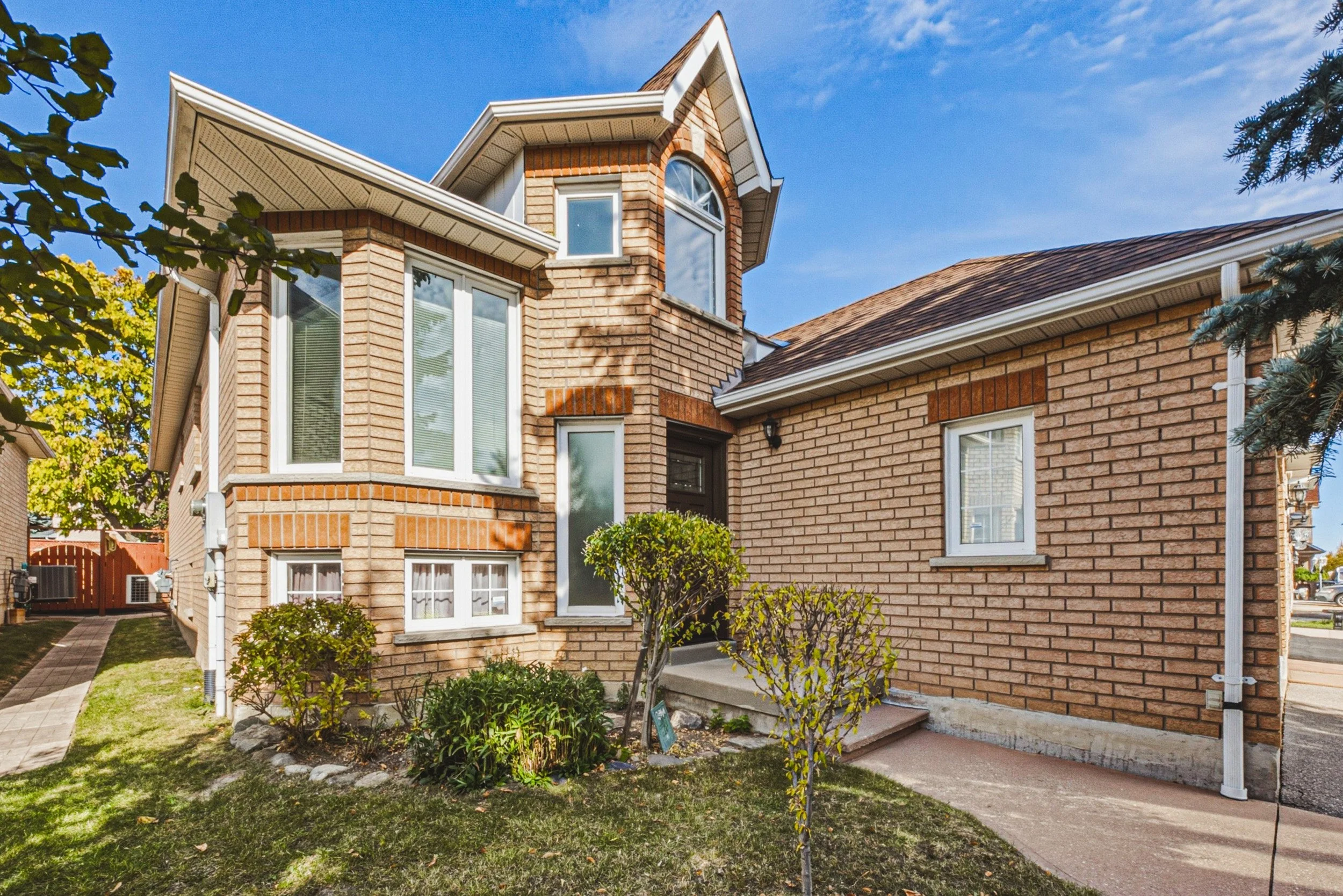 2 - 237 Mountainberry Rd, Brampton.jpg