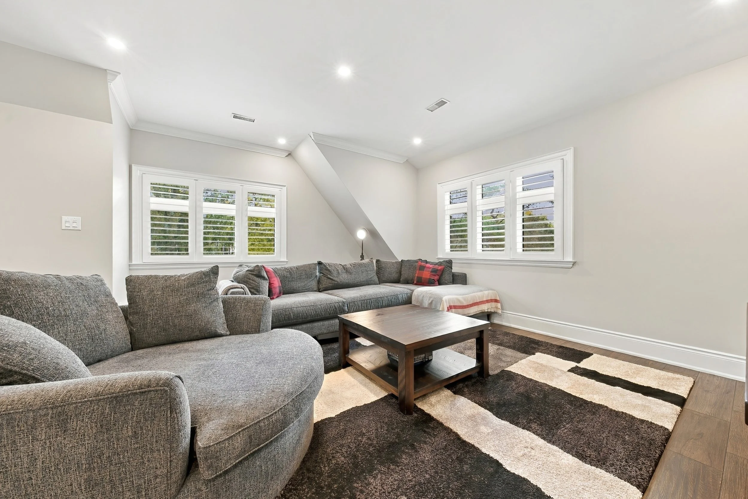 34 - 4369 Lakeshore Rd, Burlington.jpg