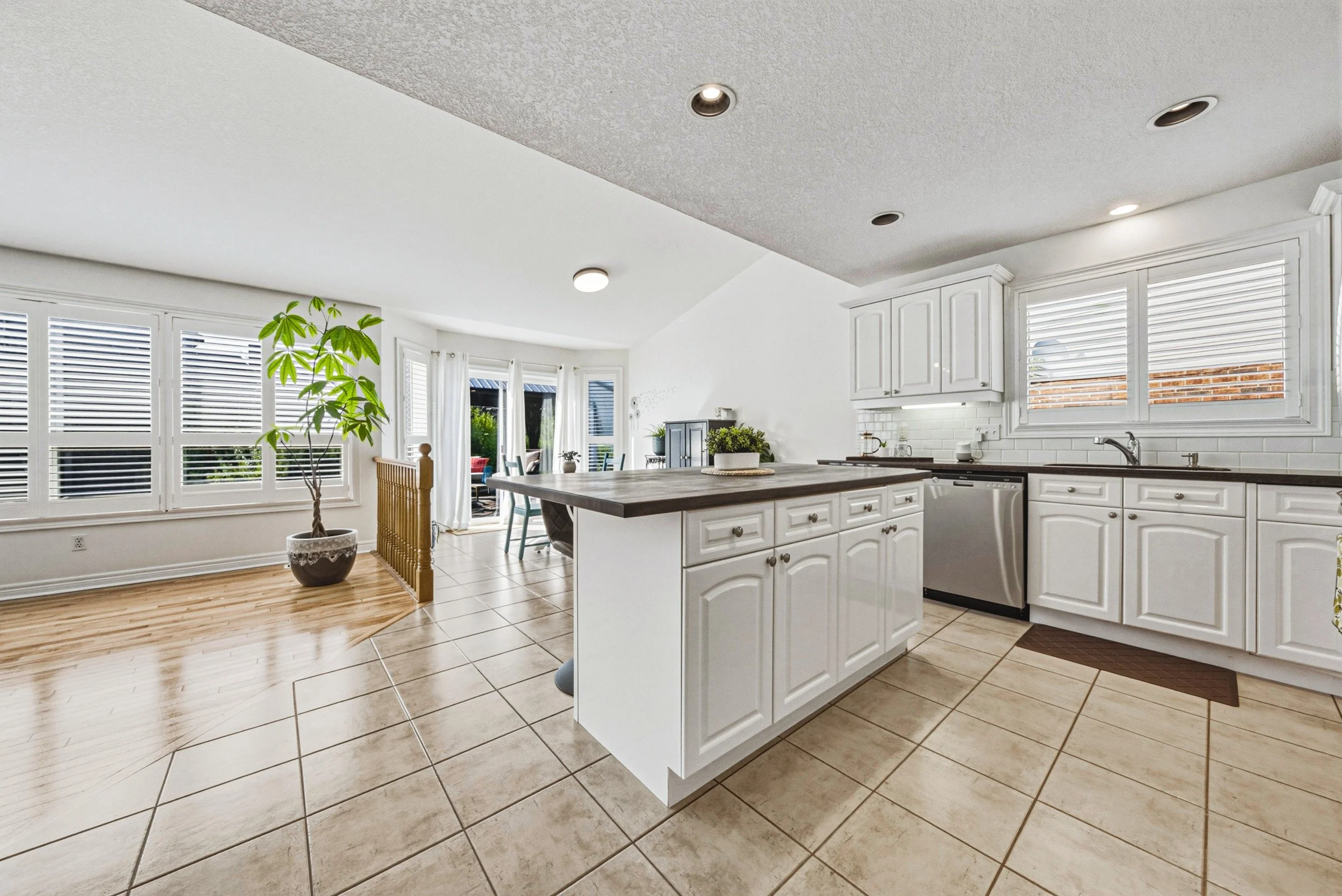 14 - 140 Country Club Dr, Cambridge.jpg