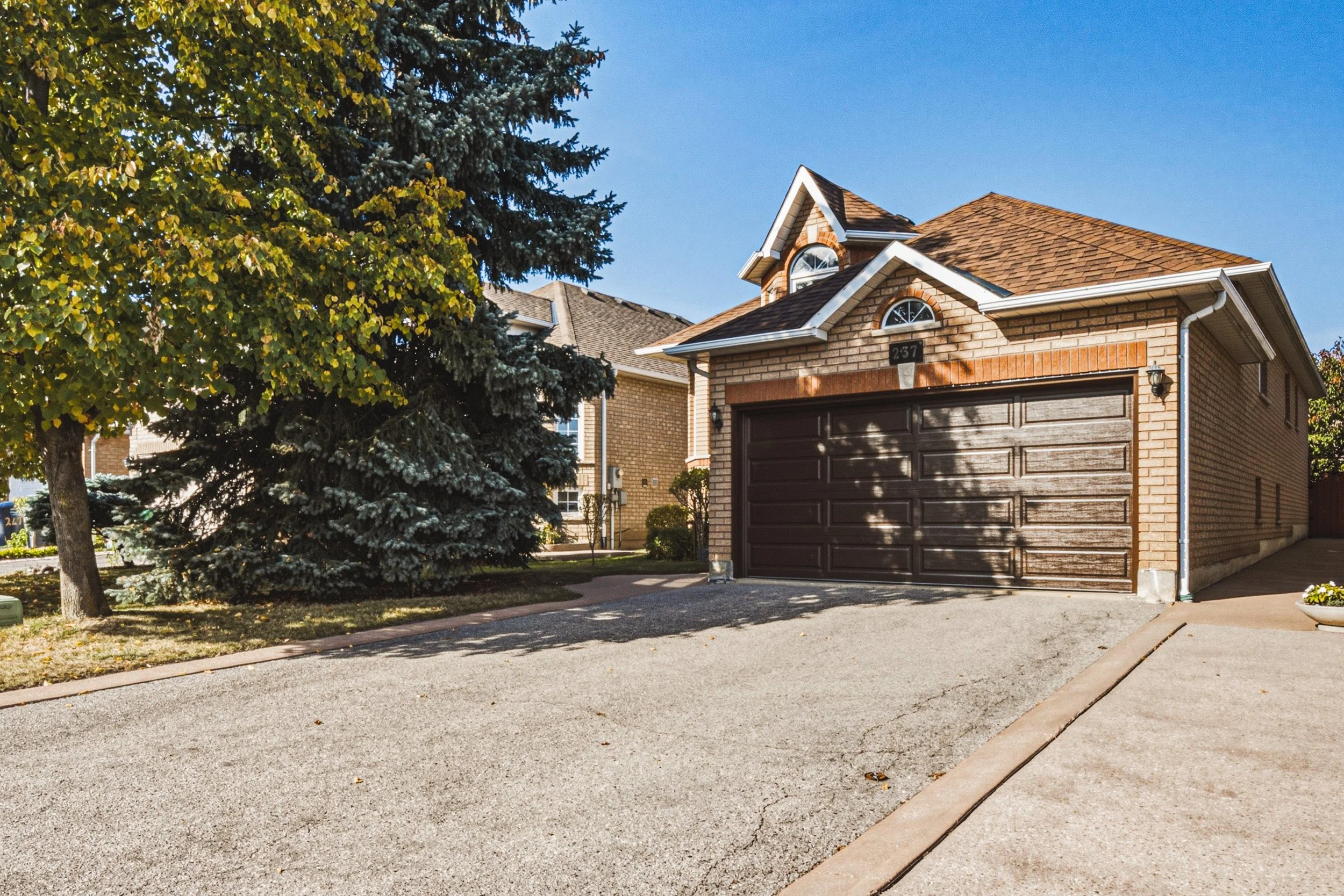 5 - 237 Mountainberry Rd, Brampton.jpg