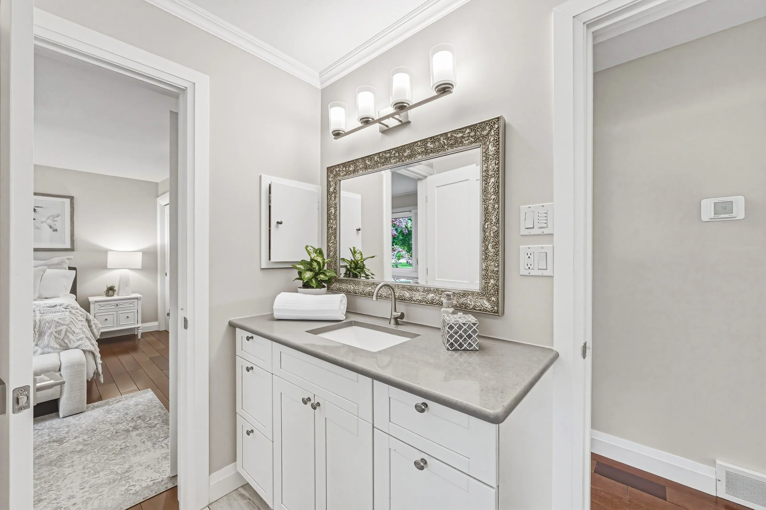 25 - 4897 Victoria Ave N, Vineland Station.jpg