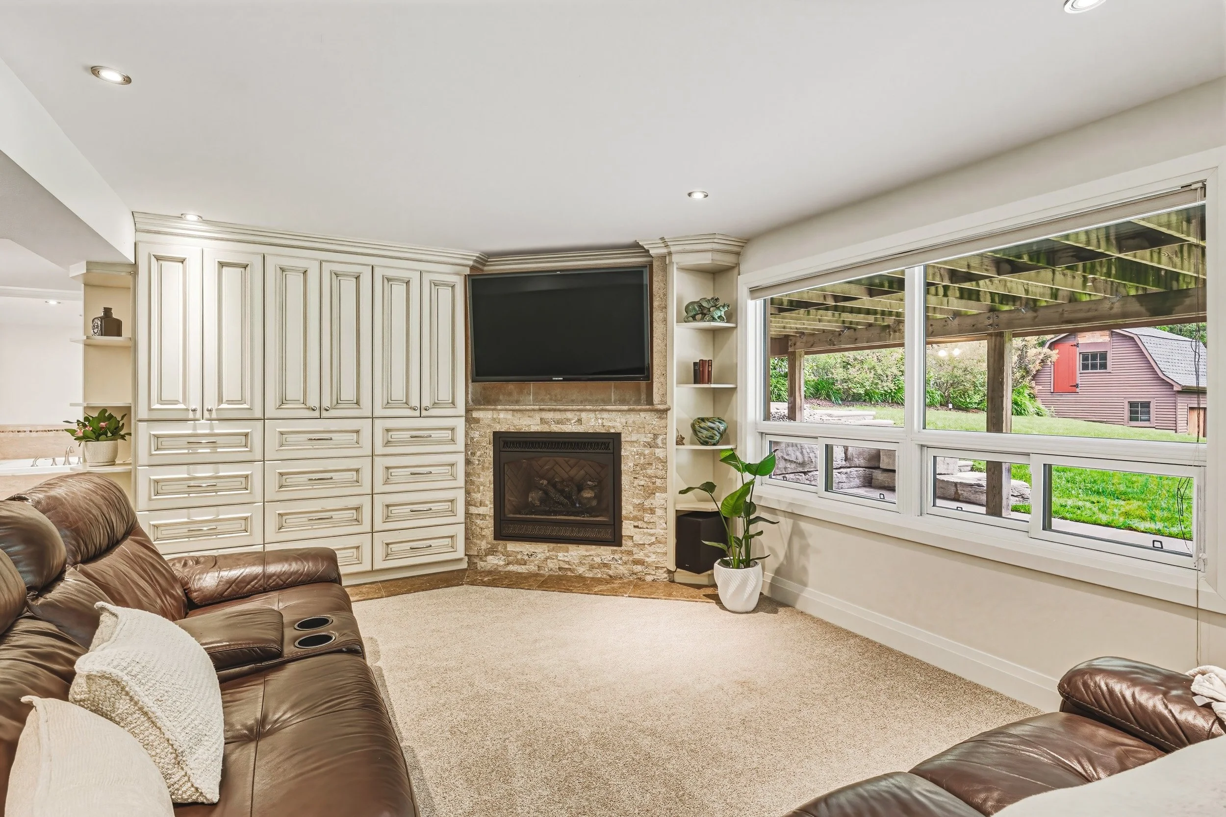 31 - 4897 Victoria Ave N, Vineland Station.jpg