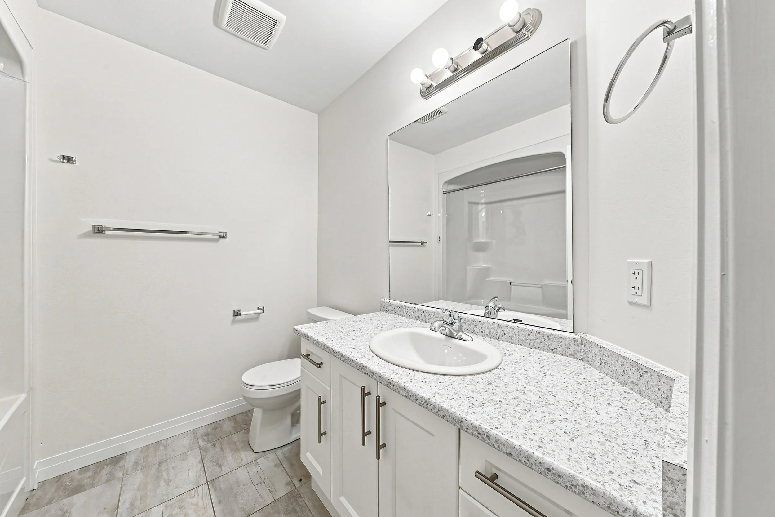 20 - 94 Laguna Village Cres, Hamilton.jpg