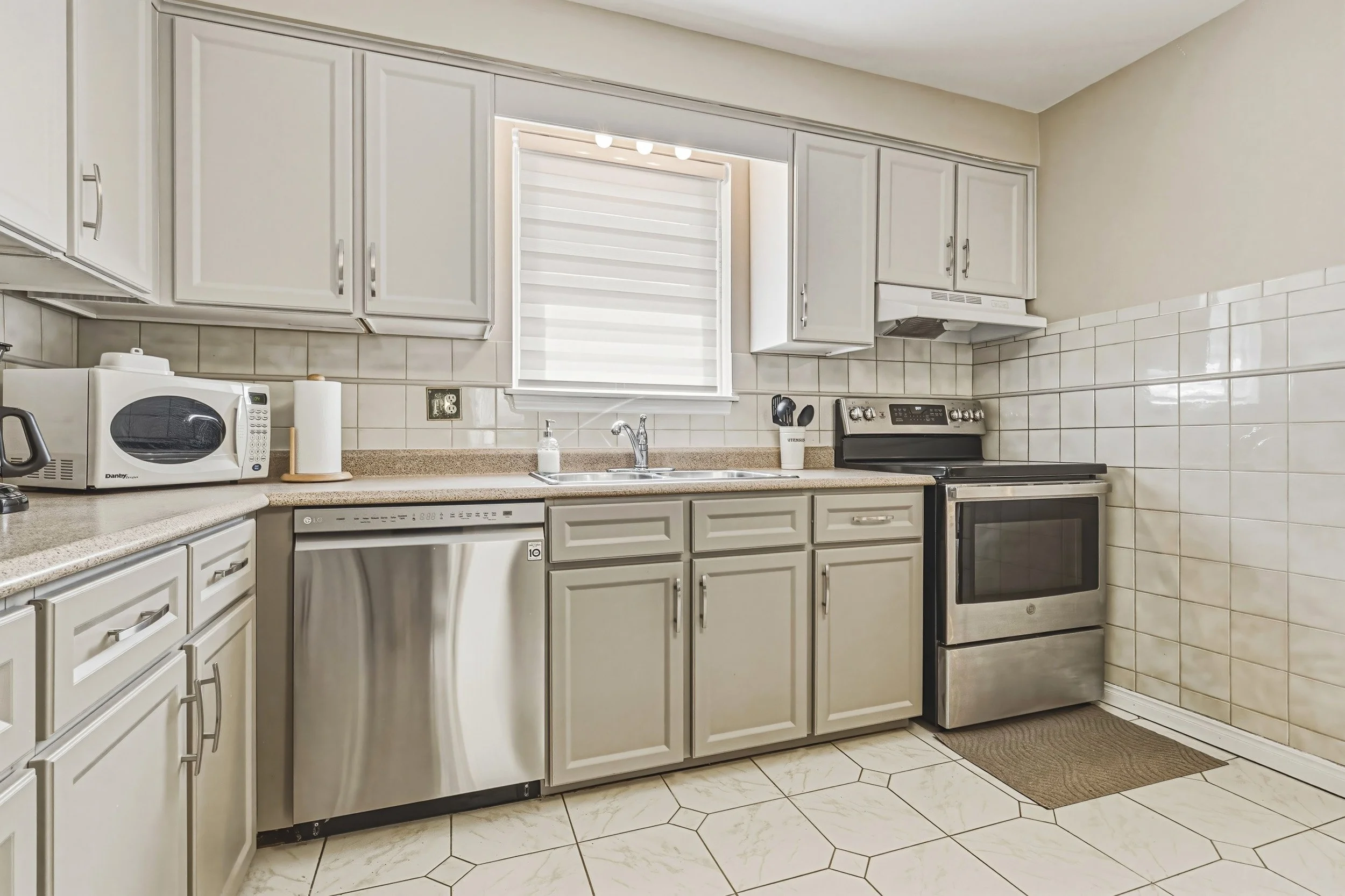 12 - 565 Stone Church Rd W, Hamilton.jpg