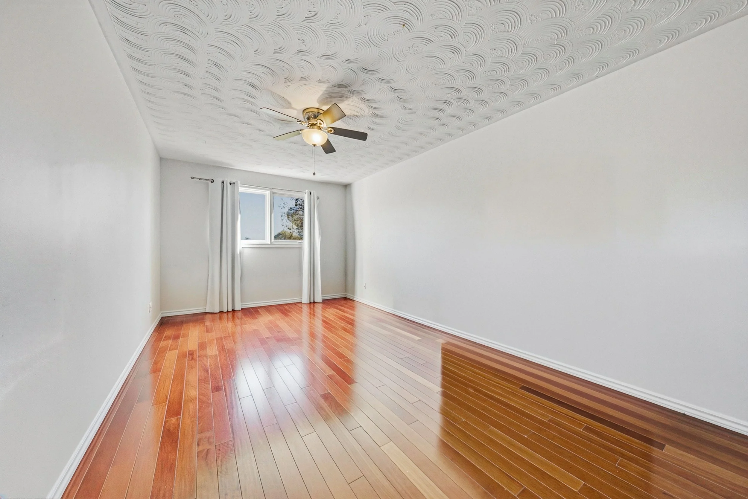 26 - 21 Moss Blvd, Dundas.jpg