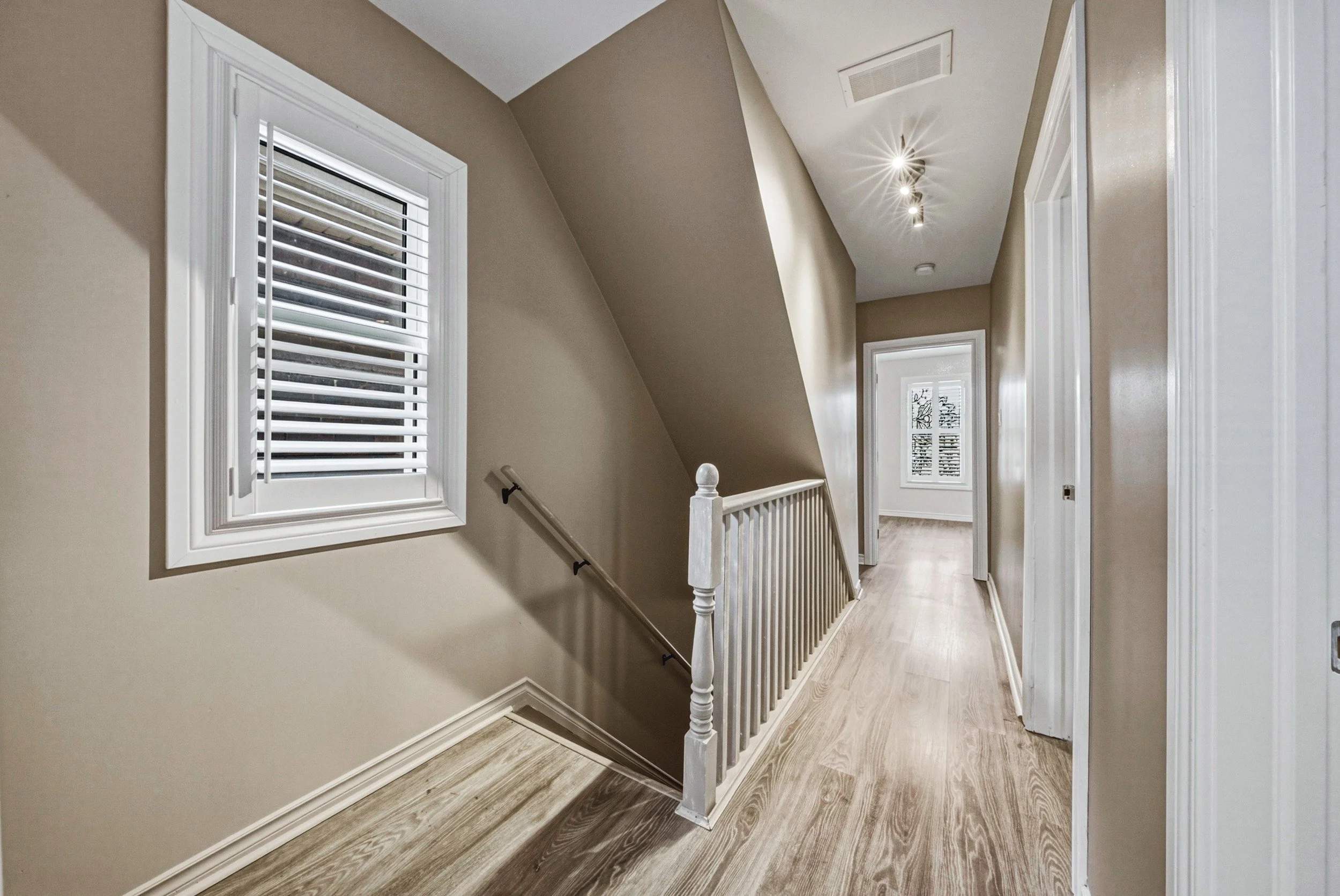 16 - 218 Grosvenor Ave N, Hamilton.jpg