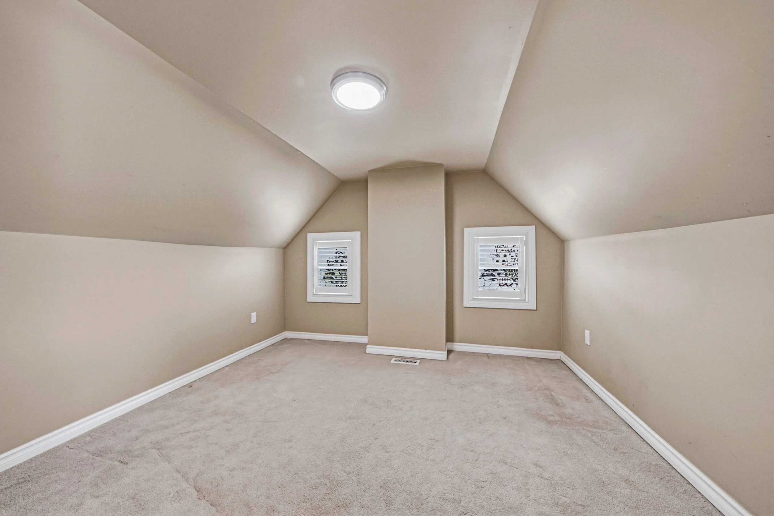 27 - 218 Grosvenor Ave N, Hamilton.jpg