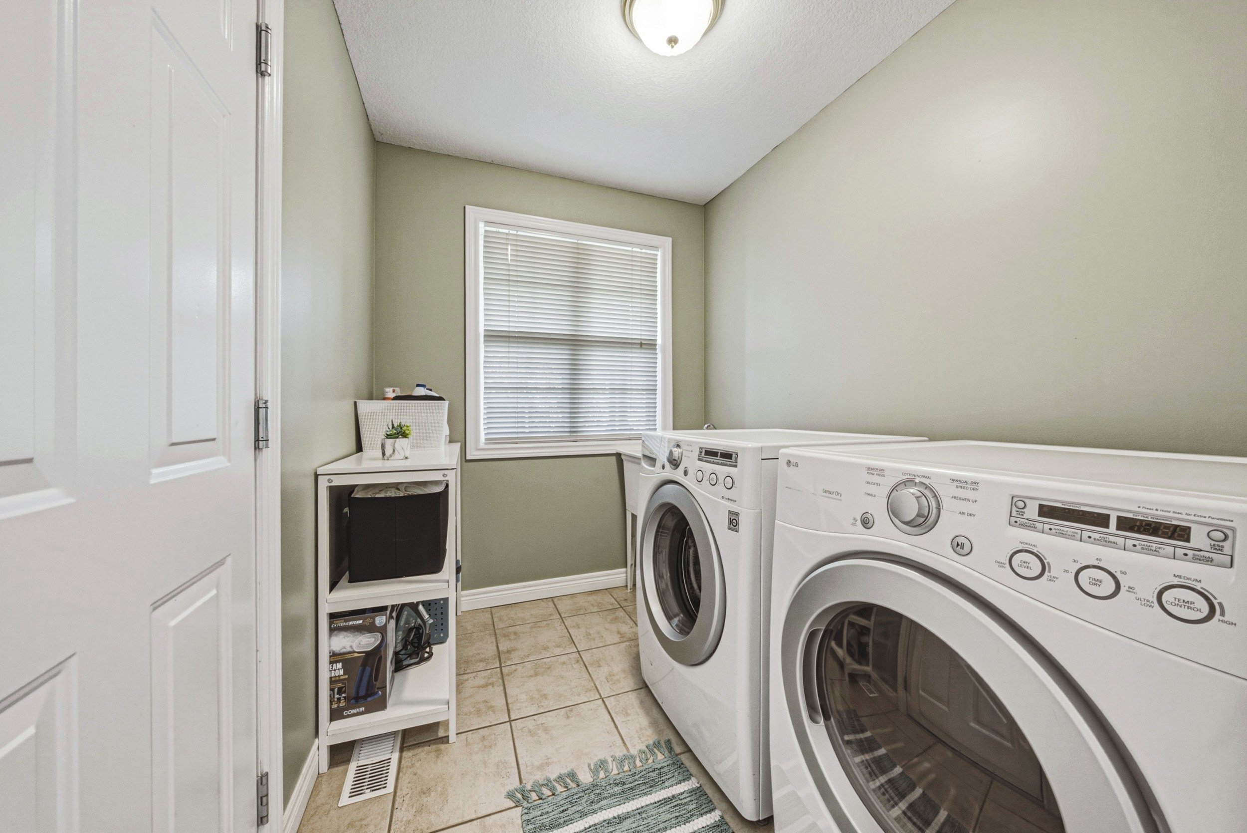 23 - 140 Country Club Dr, Cambridge.jpg
