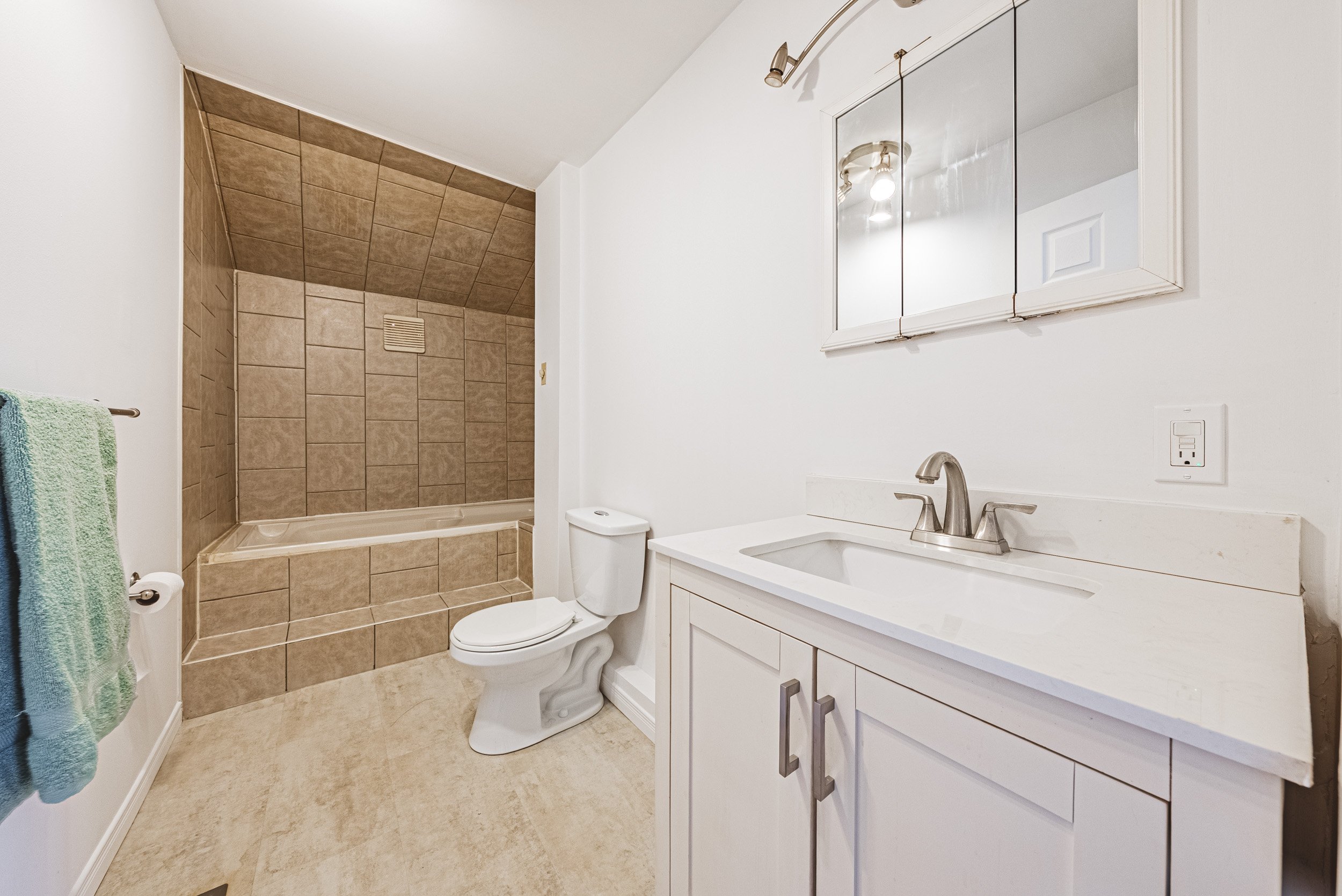 16 - 1124 Dunsmure, Hamilton.jpg