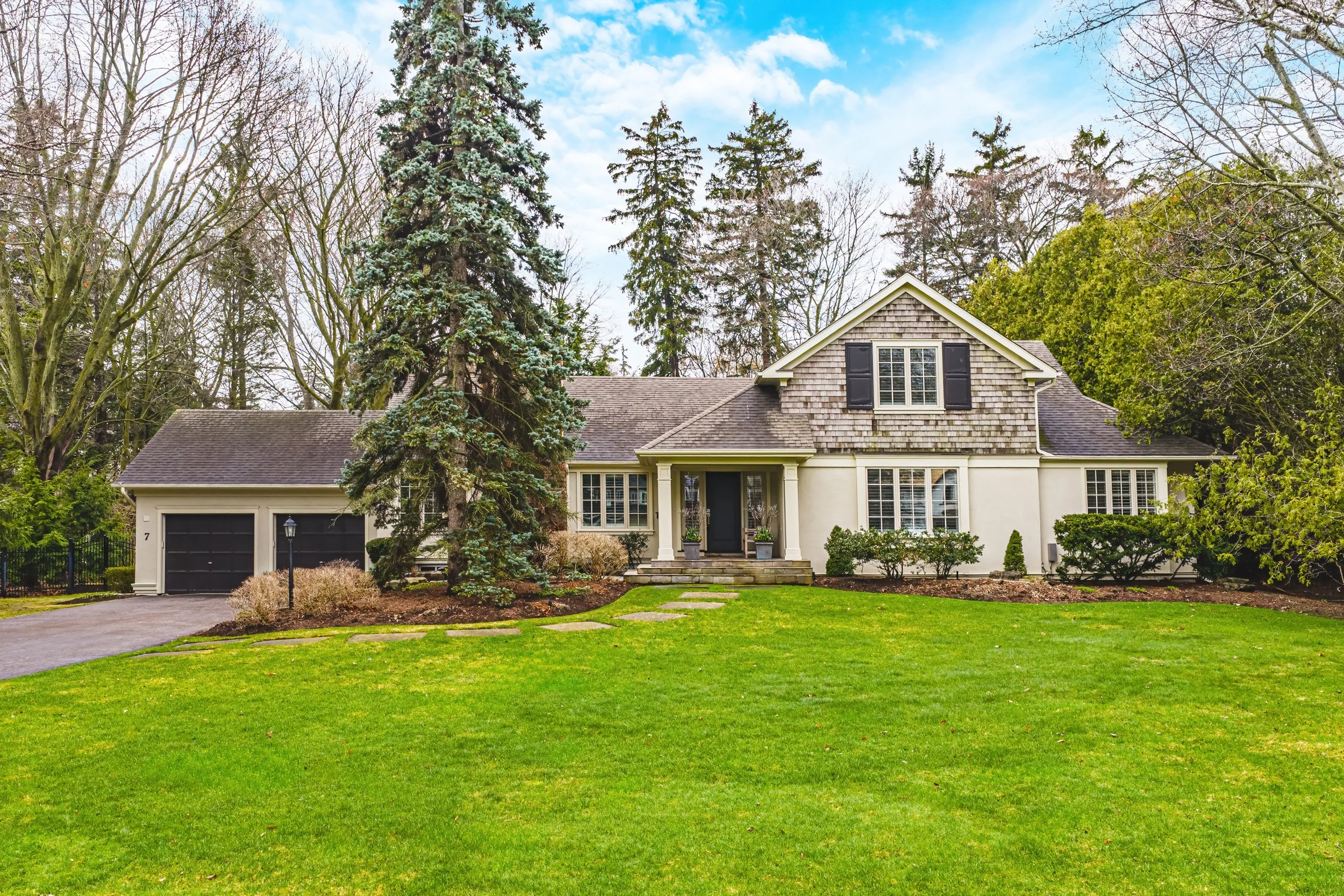 3 - 7 Colonial Cres, Oakville.jpg