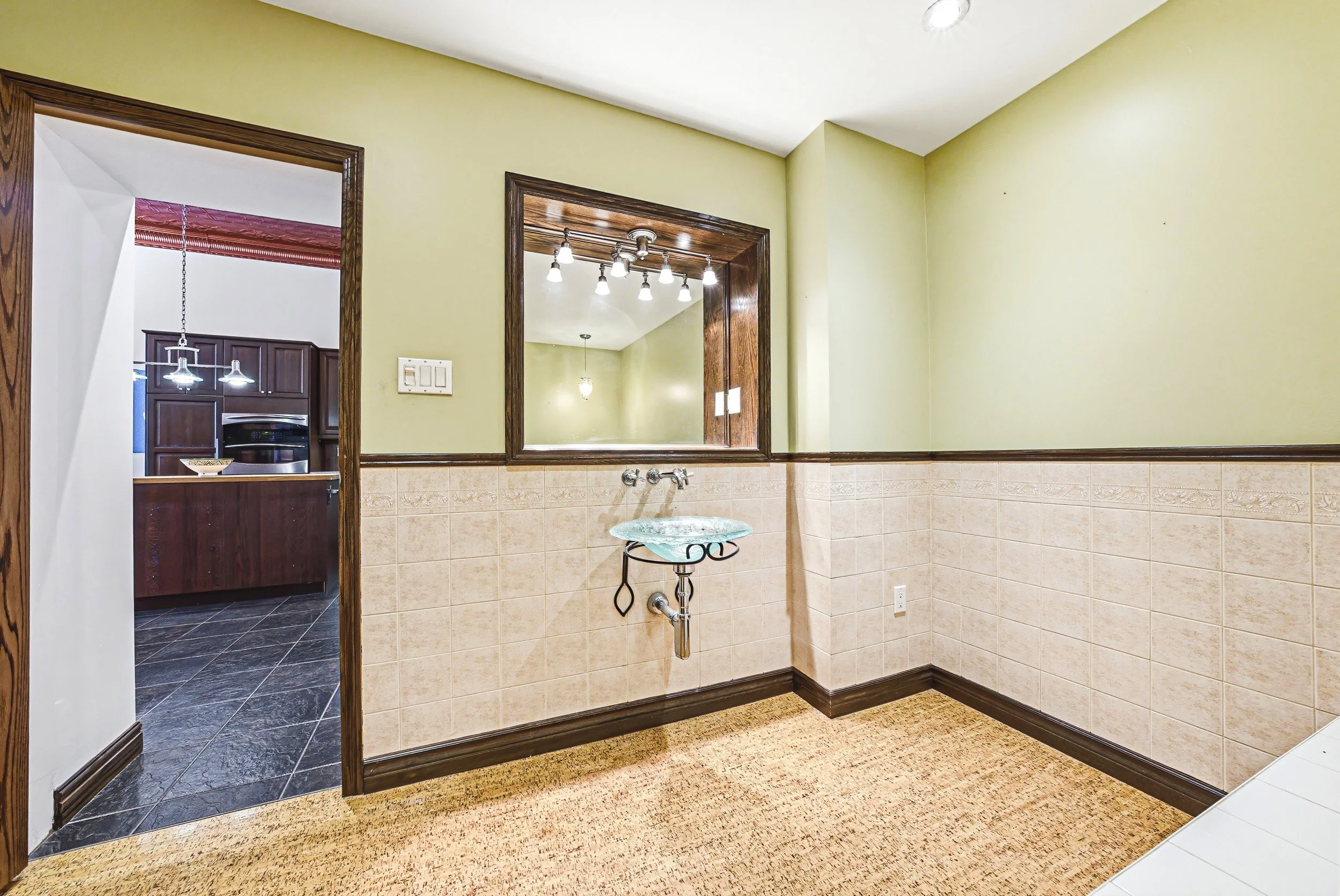 18 - 595 King St E, Hamilton.jpg