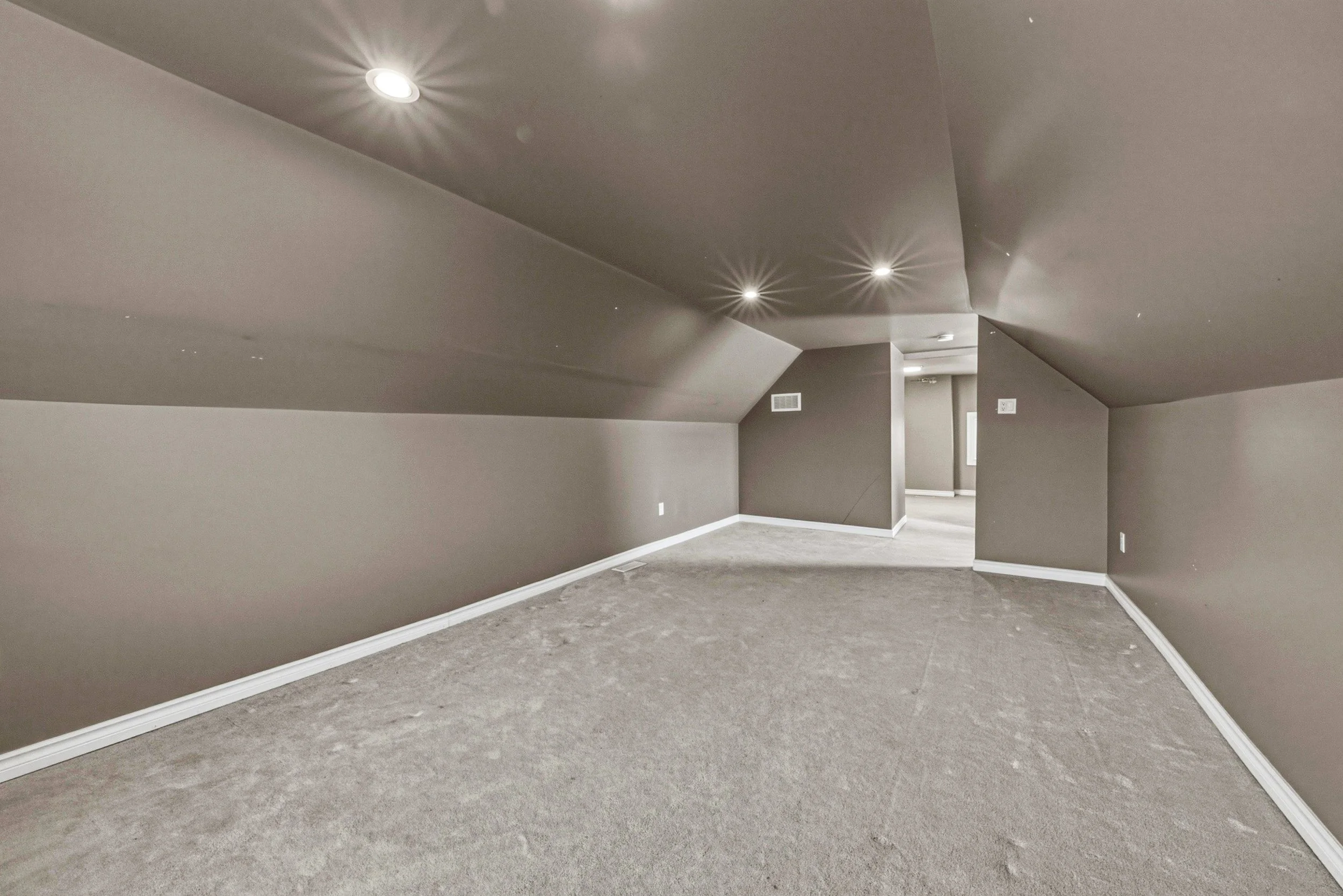 26 - 218 Grosvenor Ave N, Hamilton.jpg