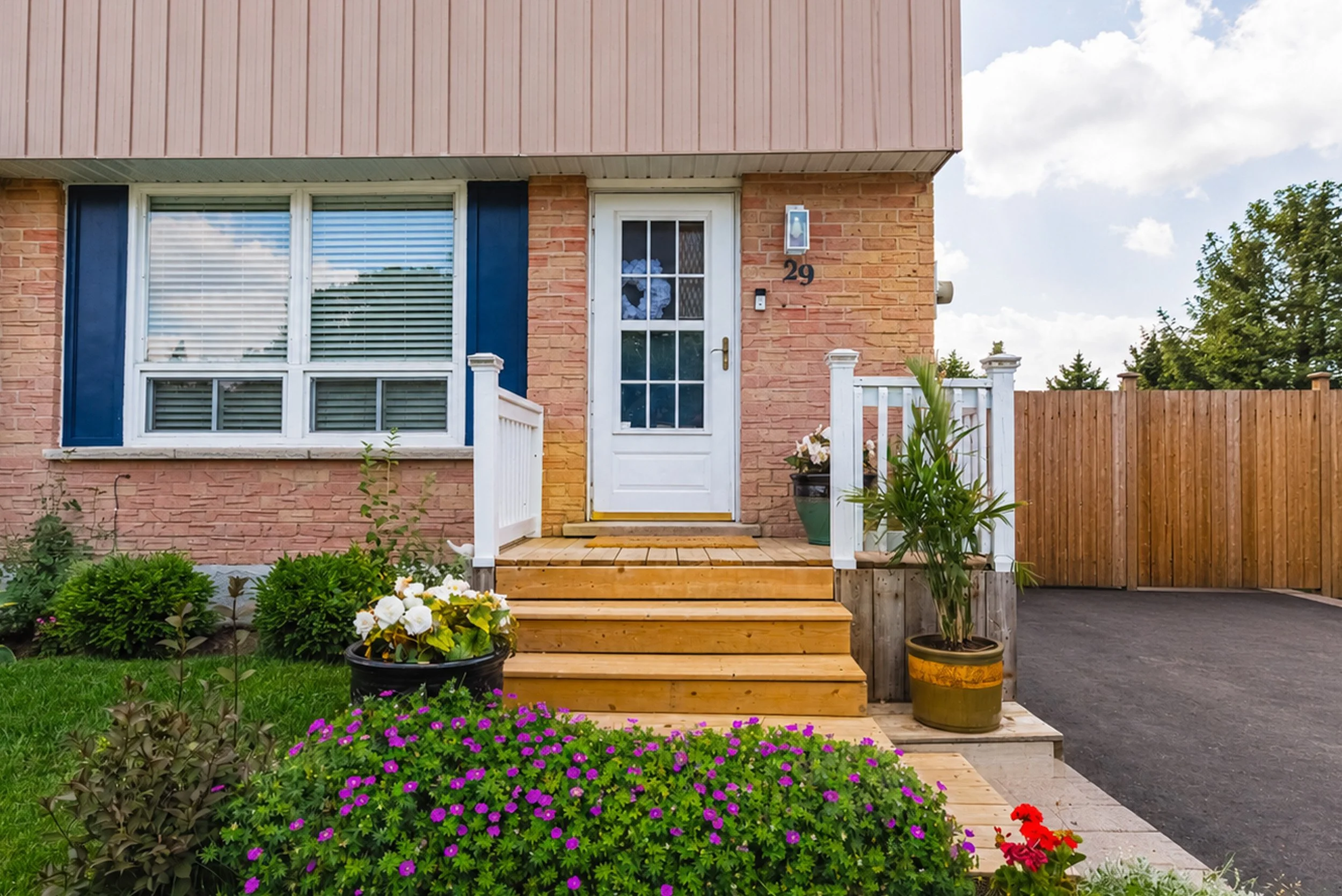 3 - 29 Hopewell Cres EXT.jpg