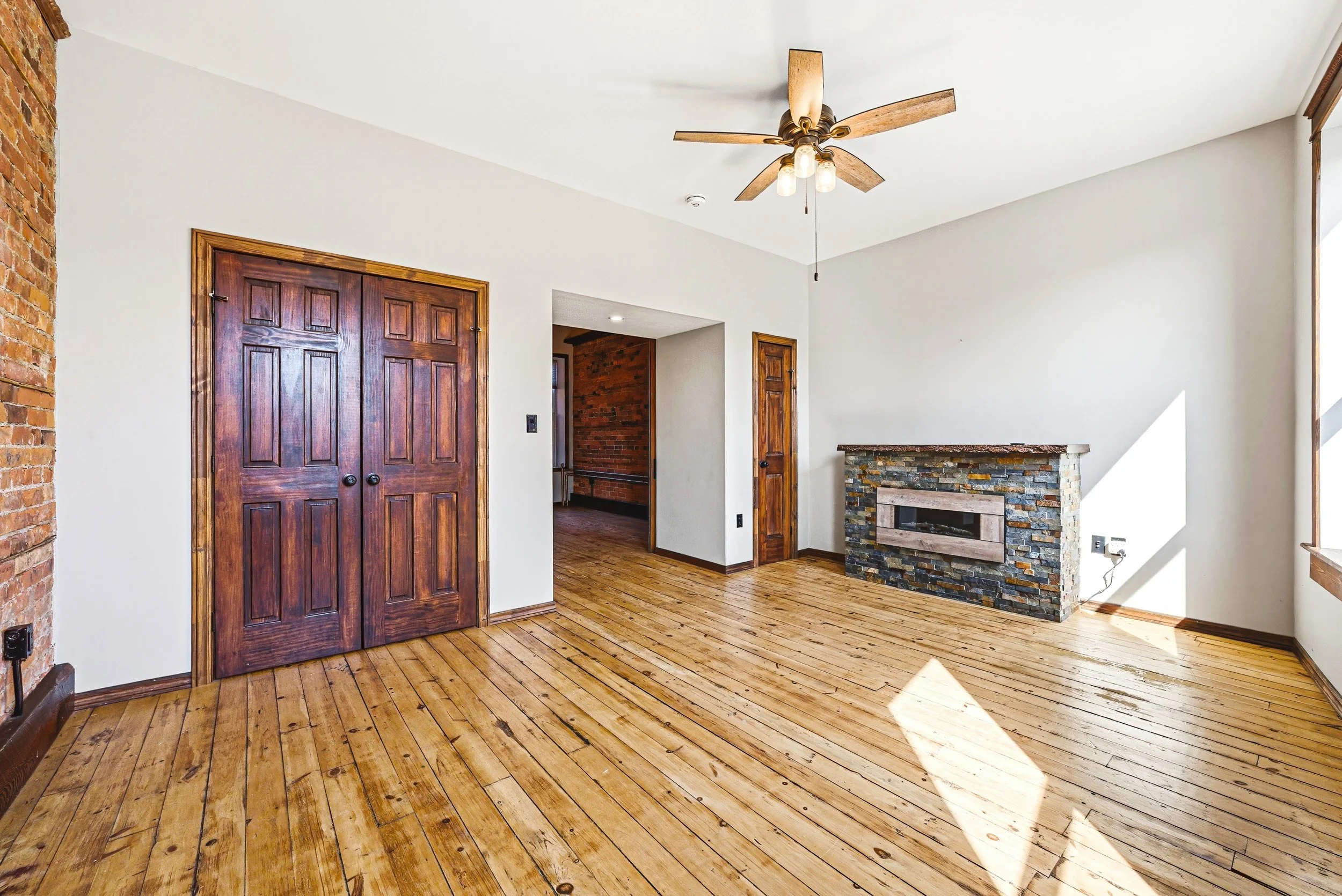 38 - 595 King St E, Hamilton.jpg